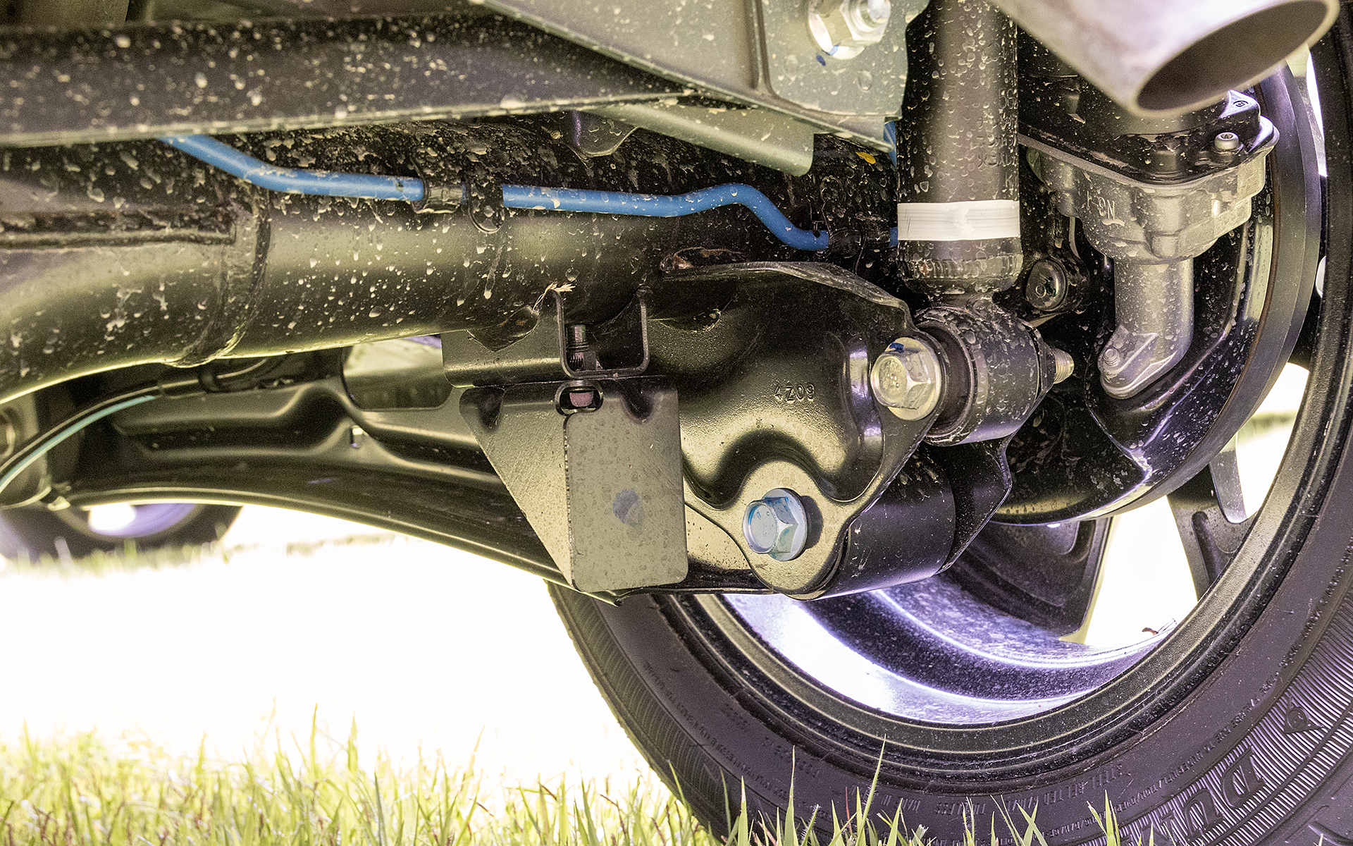 リアサスブッシュの取り付け位置を従来モデルから変更。これにより走行安定性が向上