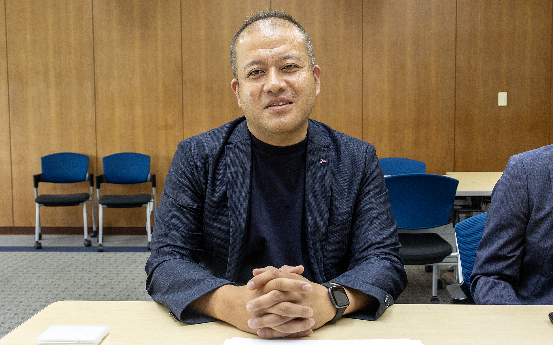 三菱自動車工業株式会社 デザイン本部 デザイン・戦略部 デザインマネージャー（エクステリアデザイン担当）の後藤淳氏。初代デリカミニも担当し、デザイン面でデリカミニの世界観を作り上げた人物でもある