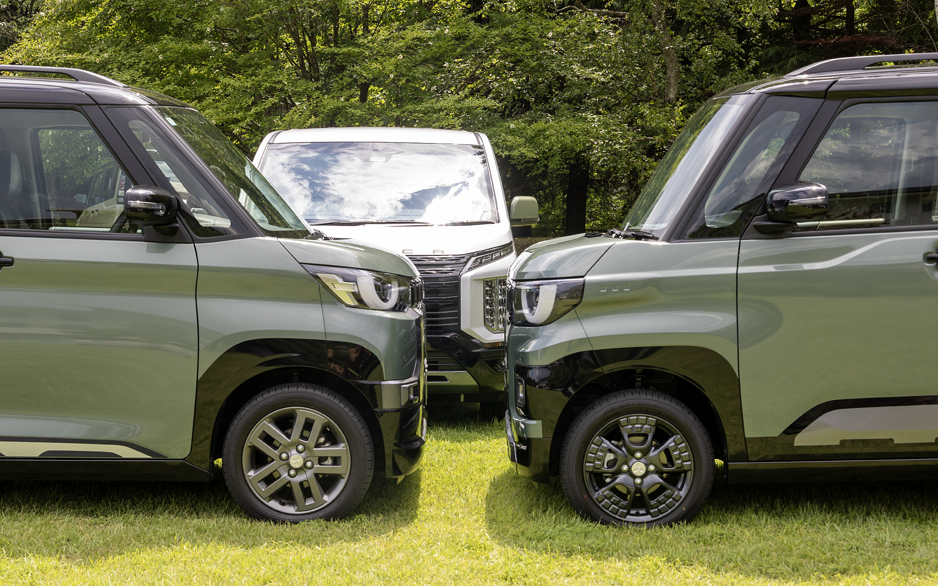 初代デリカミニ（左）とのフロントピラーの比較。新型はピラーが立った形状になっているのが分かる