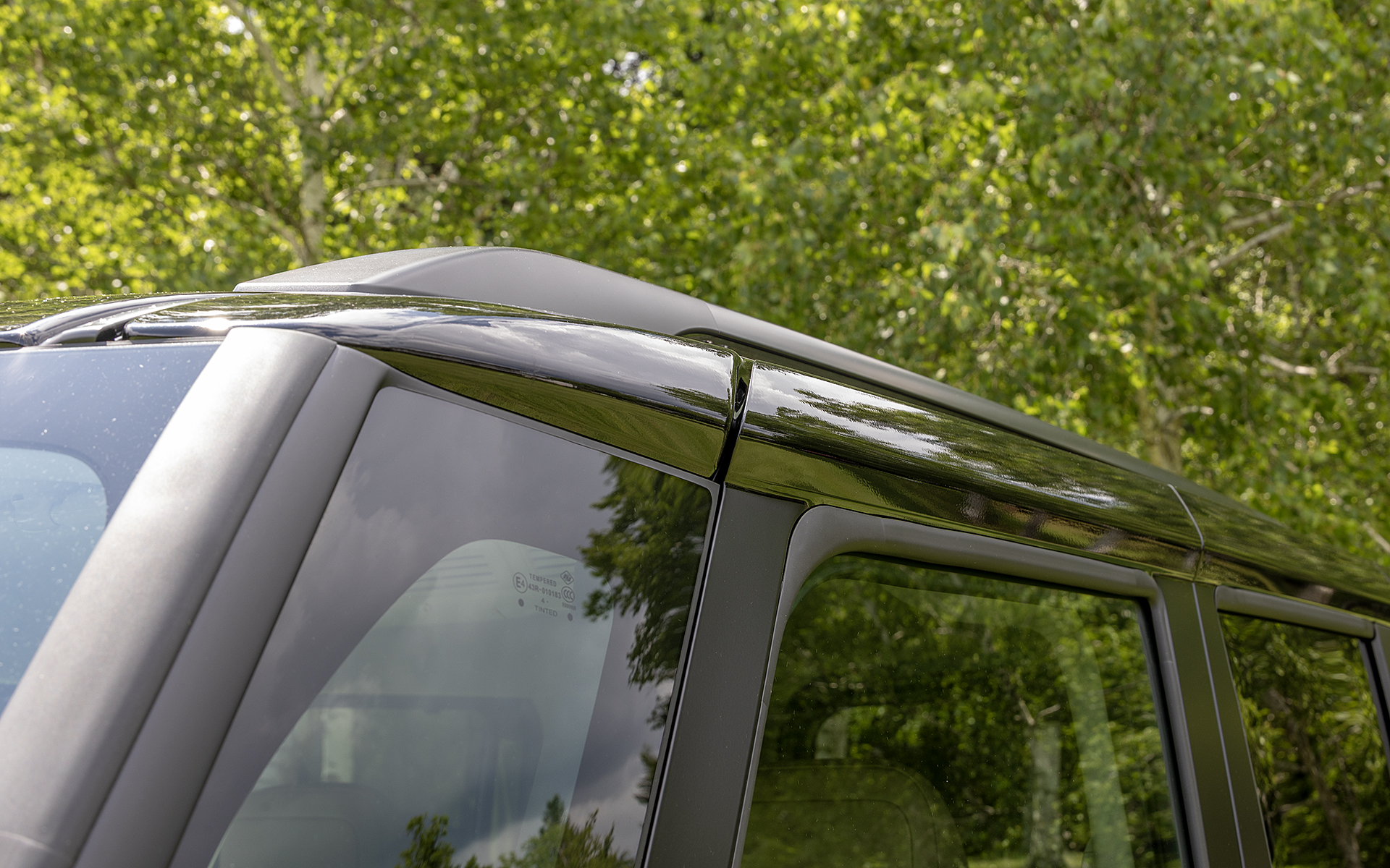 ルーフ上部をワイドにしたことで室内空間を広くするとともにタフさを感じさせている