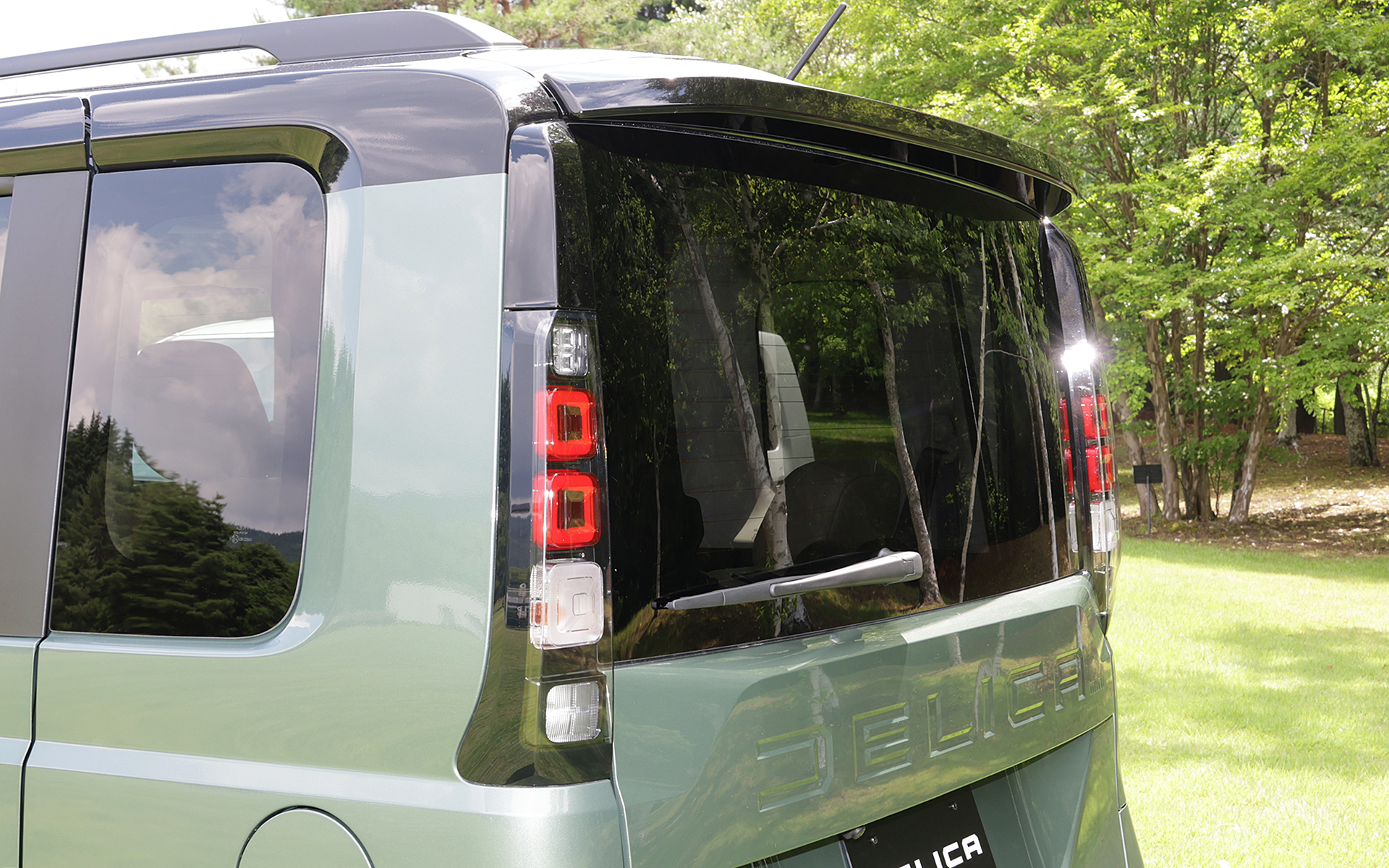 この角度もDピラーの存在感がよく分かる。リアコンビランプもボディの四角さとイメージがつながるブロックモチーフとなっている。夜間の視認性もいいという