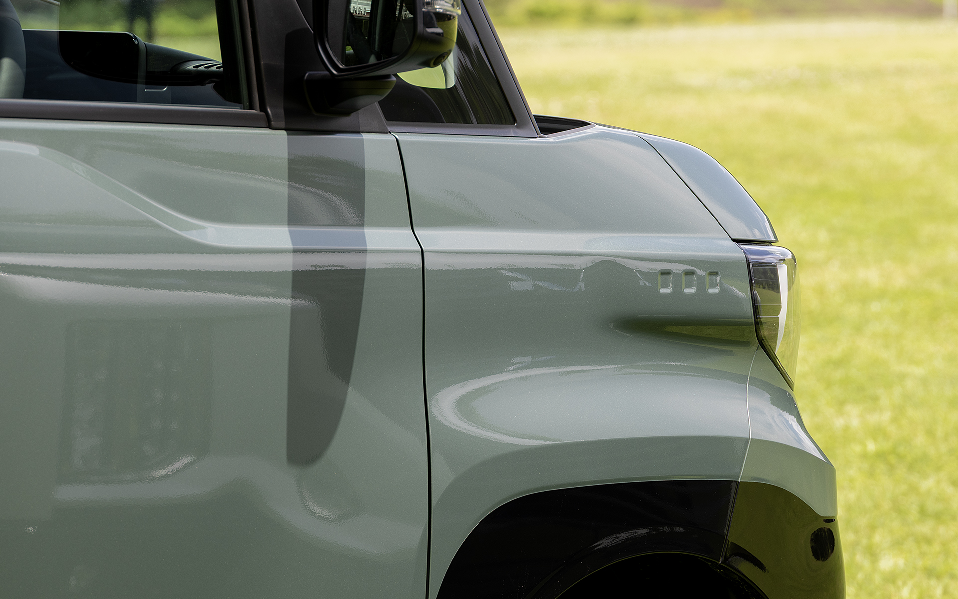 フェンダーフレアの上を絞り込んだあとに膨らませている。幅の制限がある軽自動車規格であっても十分な安定性のよさを感じさせるデザイン