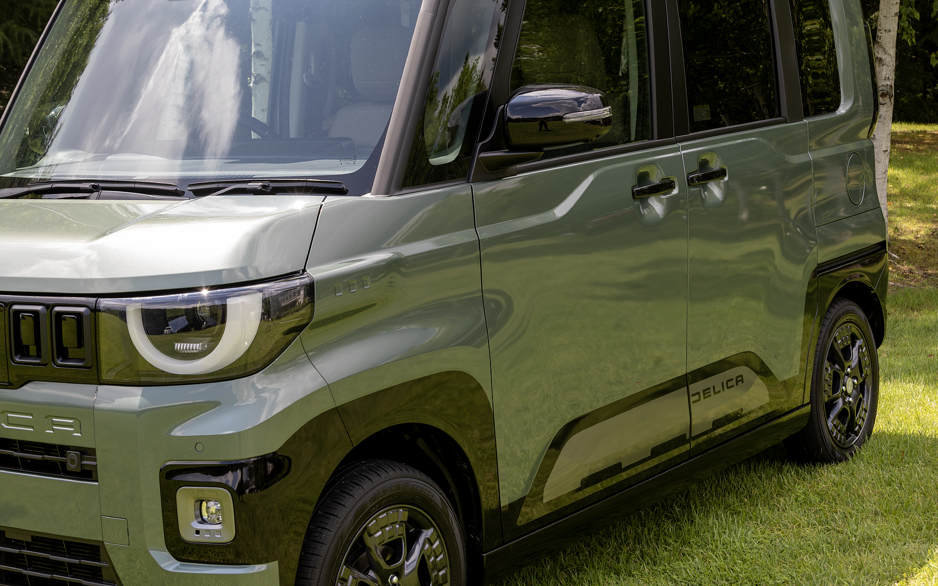 フェンダーの膨らみはドアまでつながっているので、そこがデザインに無理を感じさせないポイント。ドア部に映り込む芝の模様を見ると膨らみが分かるだろう