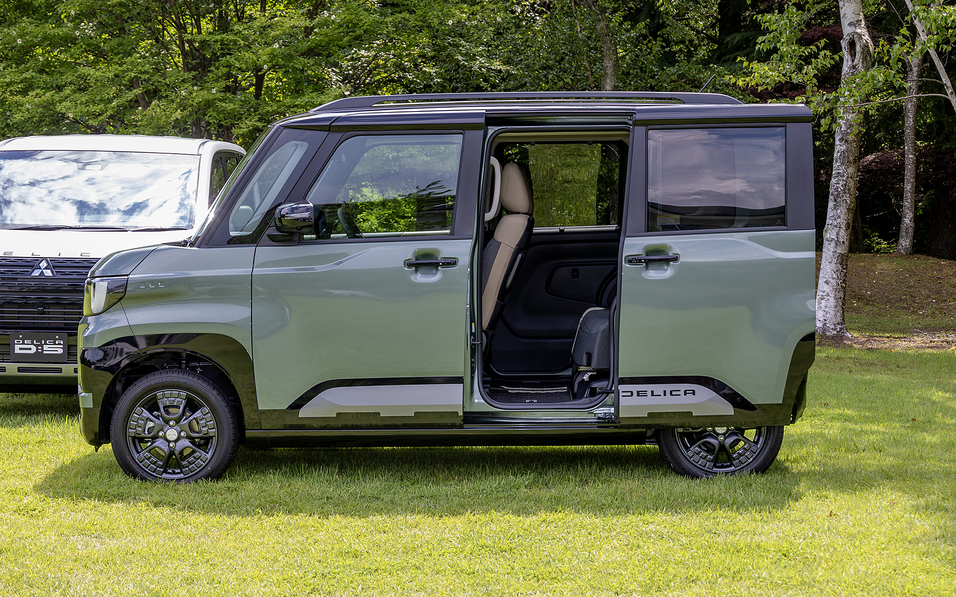 ドアハンドルの部分の凹みも四角いデリカミニのデザインに合わせ四角い形状としている。ドアハンドルの握りやすさも考えたものだ。なお、スライドドアの開口幅は650mmとクラスナンバー1