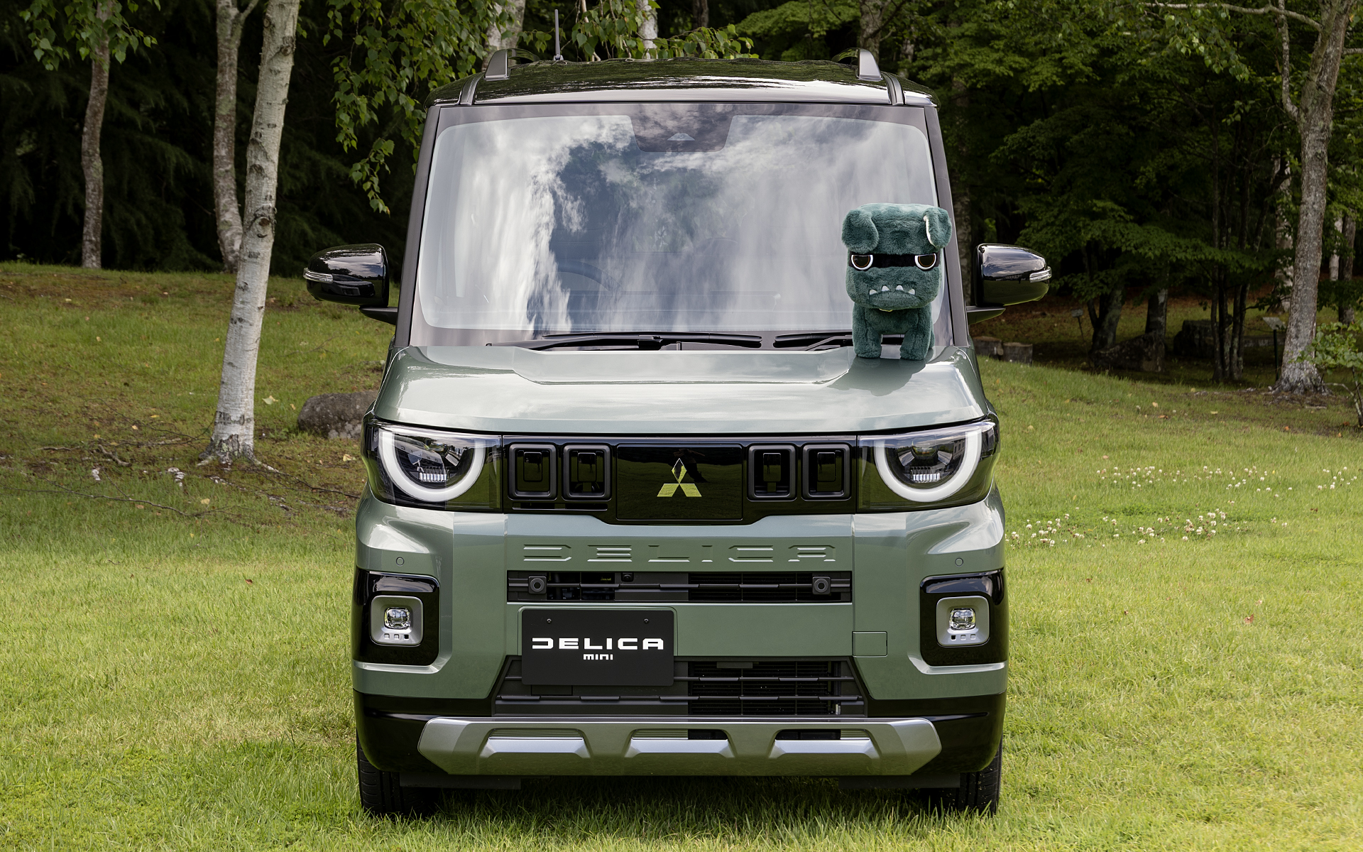 グリルのセンター部にレーダーを配するのは機能面での判断だが、デリカミニには「デリ丸」という犬のキャラクターがいる。そして犬にとって大事な部位である「鼻」をイメージする部分に、クルマの重要な検知機能であるレーダーを置くという遊び心も入っている