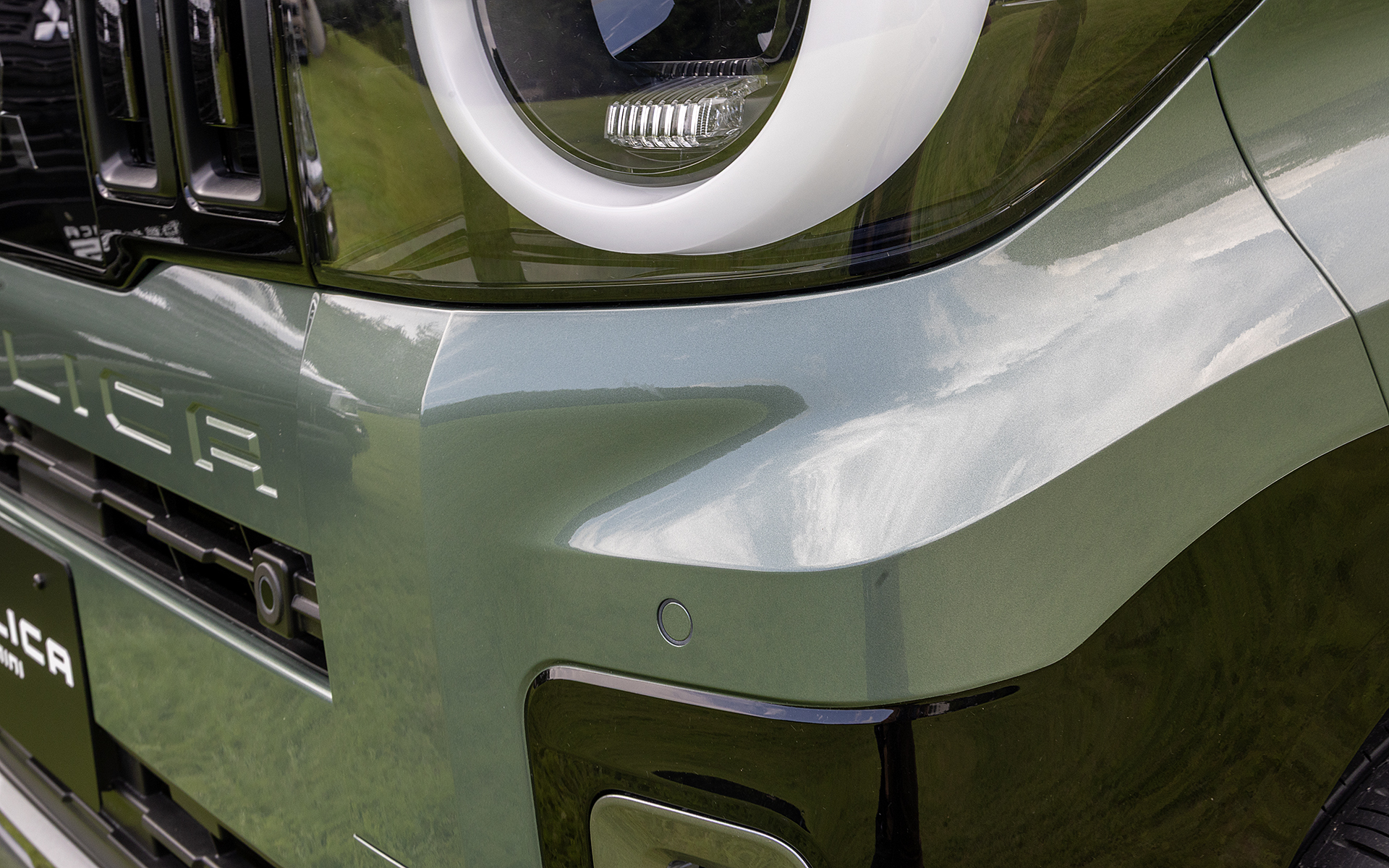 寸法の余裕がない軽自動車枠の中で3次元表現をするためダイナミックシールドの造形を利用し、角度がある部分に生まれる明暗を利用。立体感が出るよう形を決めていった