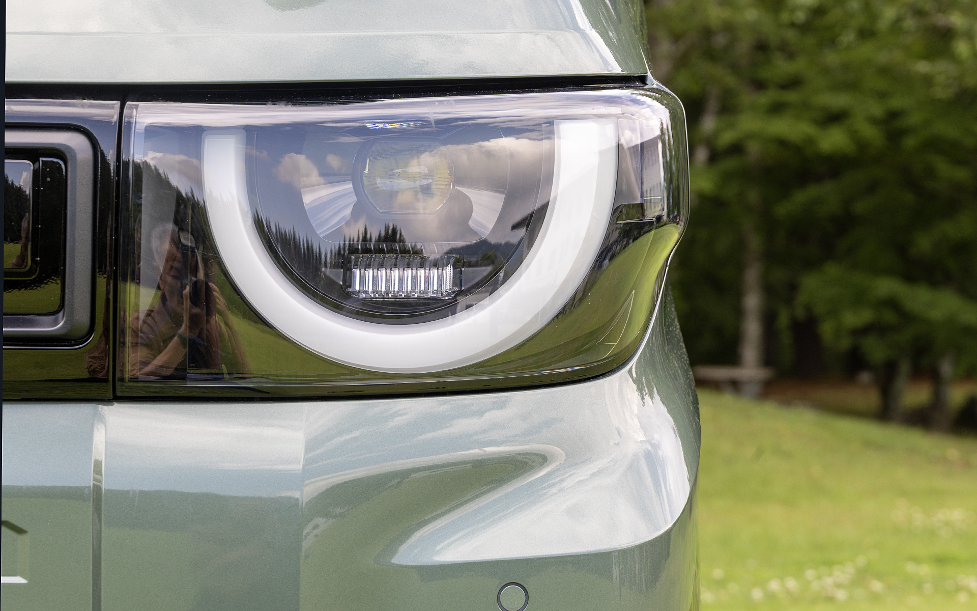 ヘッドライト横の形状は正面から見たときに幅広さを出し、強さや無骨さを演出することに貢献している