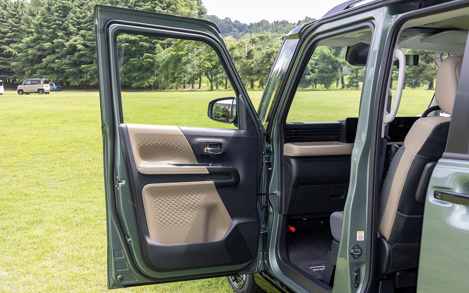 前席ドアの内張には編み込み風のパターンを入れてアウトドア感を出している