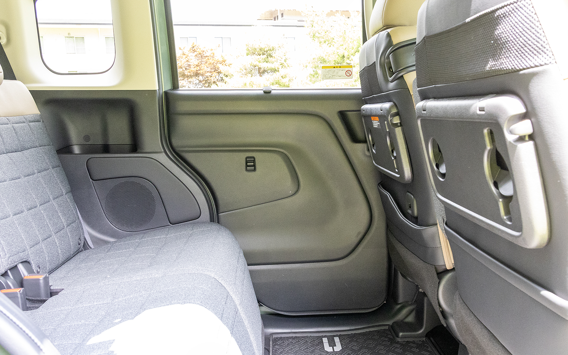 後席ドアの内張はこのようなデザインに。足下スペースの広さを表現するようなイメージ