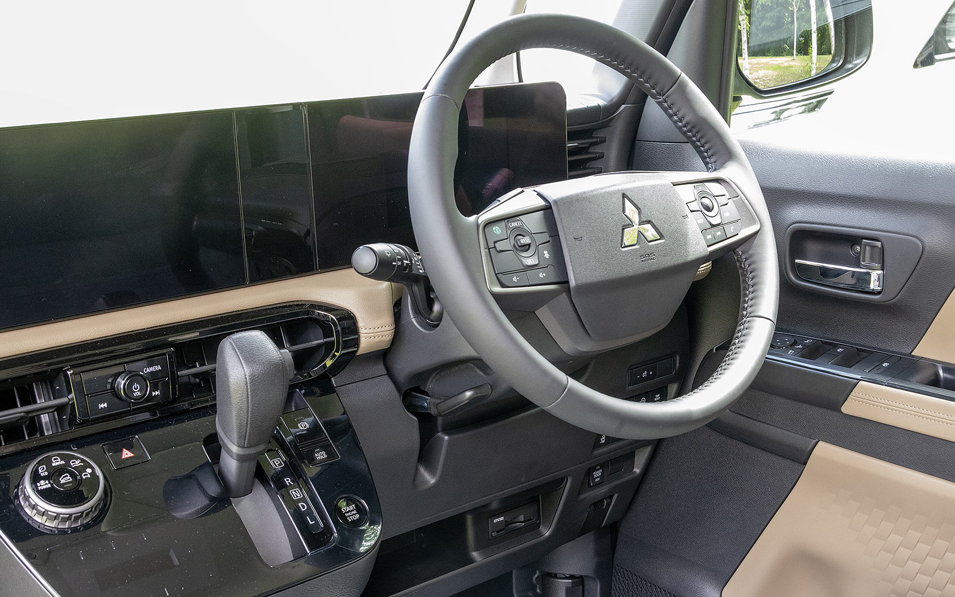 新しくもあり、懐かしさも感じるステアリングパッドのデザイン。ステアリングは革巻き