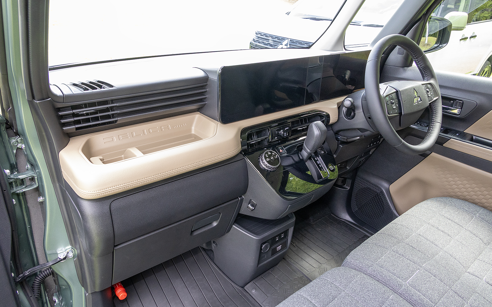 12.3インチ×7インチのモノリスディスプレイを採用