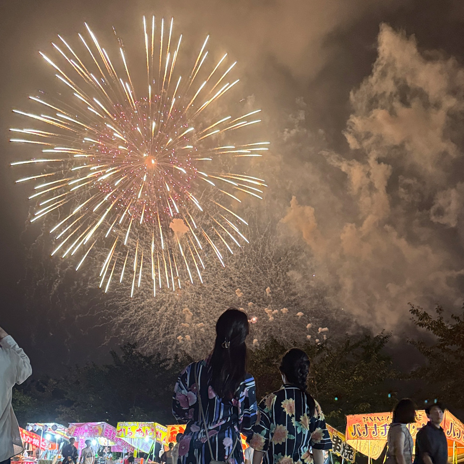 大輪の花が咲き誇った諏訪湖花火大会は、毎年のわが家の一大イベント。今年は娘とおそろいの甚平を着て楽しみました