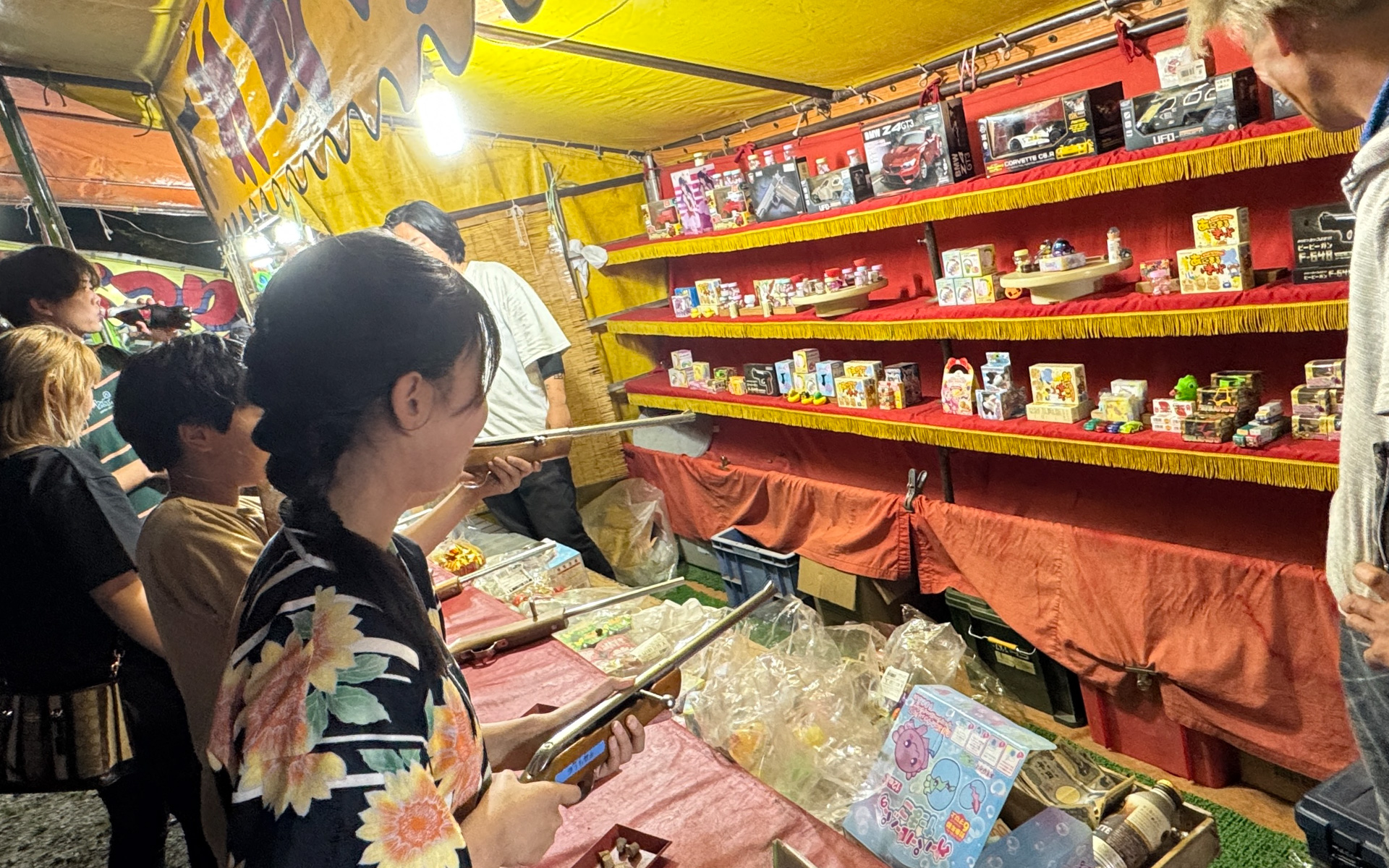 諏訪湖花火大会は数年前から、屋台が広大な空き地にフードコートとして集約され、道路は花火がきれいに見えるようにということと、参加者の安全な通行のために屋台がなくなりました。射的や輪投げ、くじ引きなど昔ながらの屋台も出ていて楽しめました