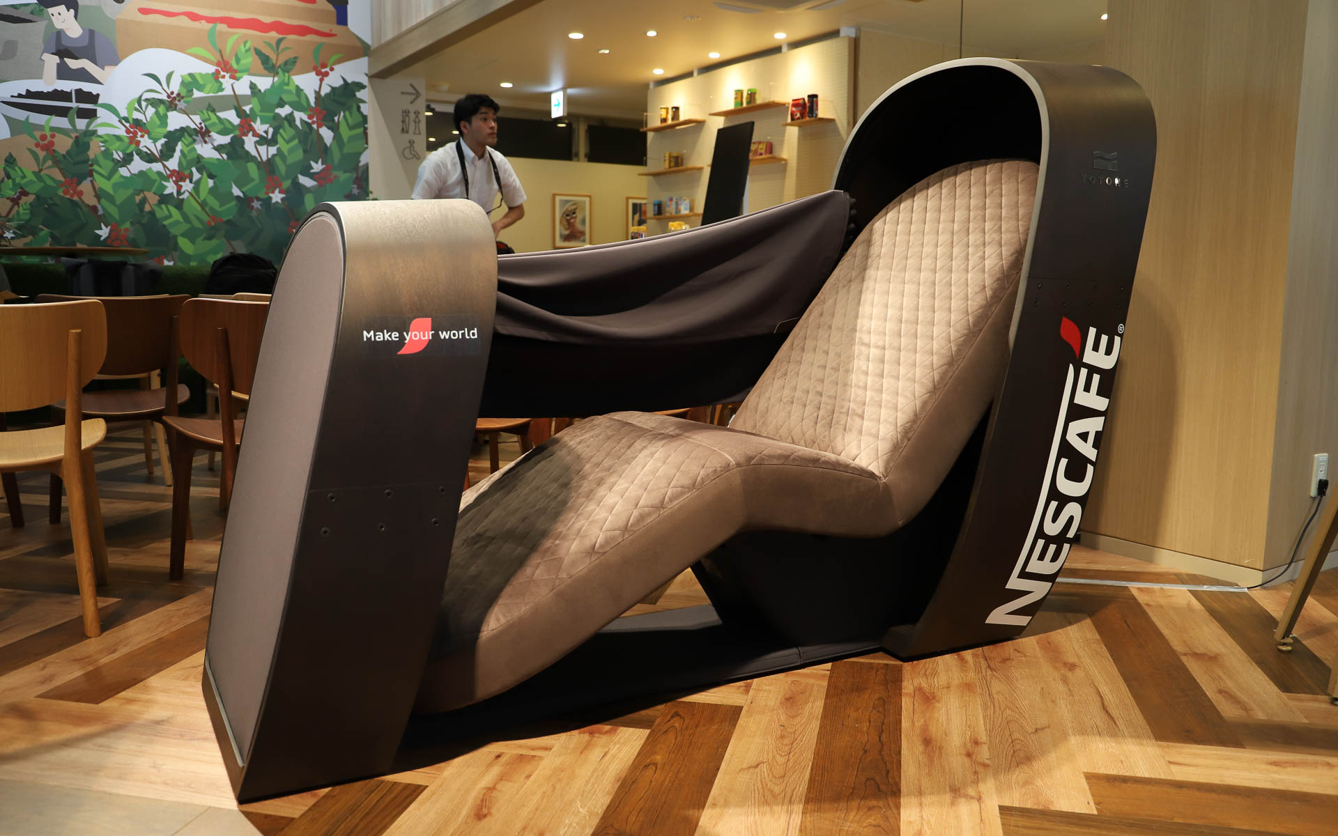 トヨタ自動車の戦略的仮眠ツール「TOTONE」。シートヒーター機能を搭載するほか、背面に搭載されたエアクッションの動きで、クルマや電車に乗っているときのゆりかごのような揺れを再現。起床時間が近くなるとエアクッションがふくらみ、背中を伸ばすことで自然と目が覚めるという仕組み。頭の部分にはヒーリングミュージックを流すスピーカーや、朝日をイメージするようなLEDライトも搭載される