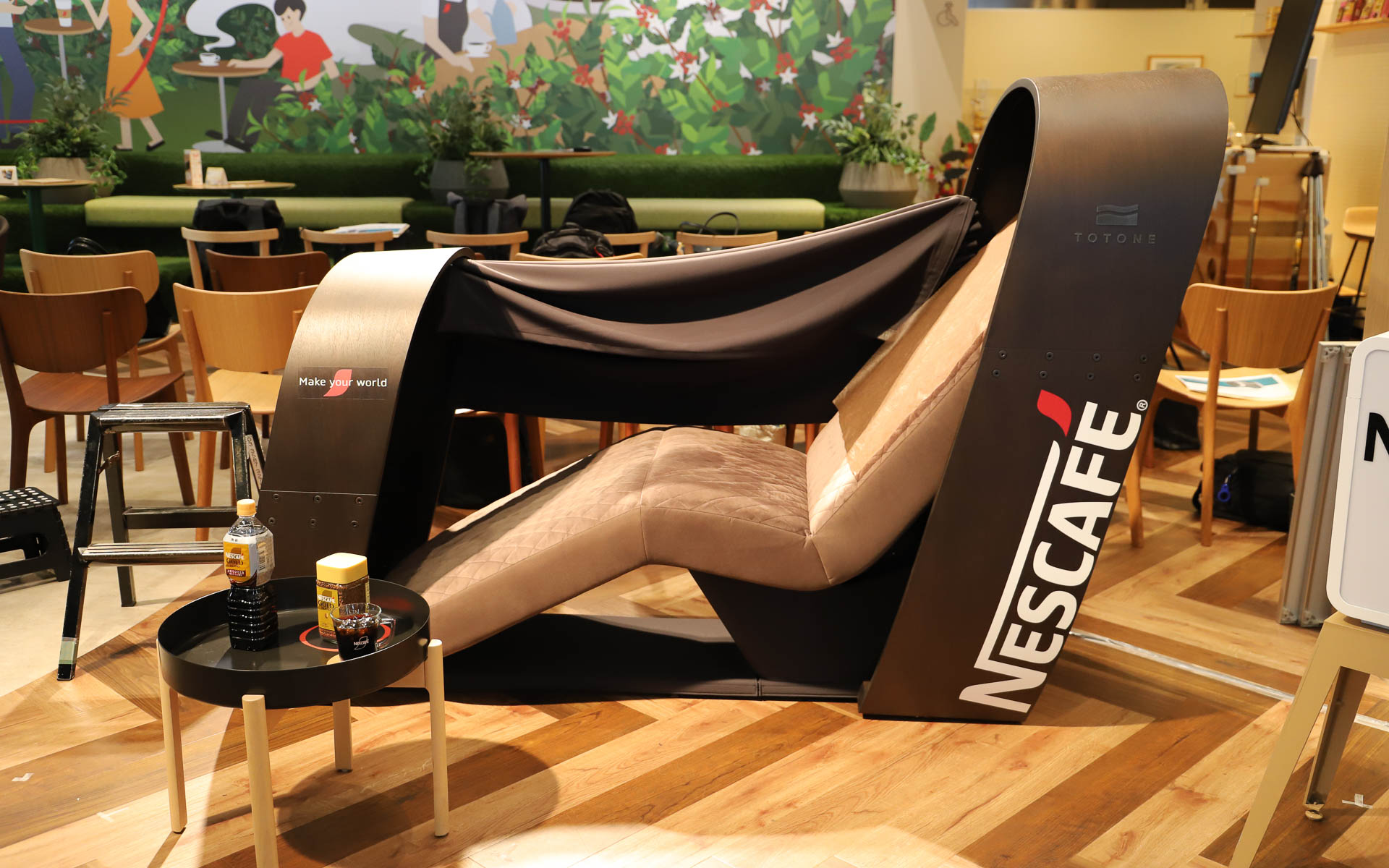 トヨタ自動車の戦略的仮眠ツール「TOTONE」。シートヒーター機能を搭載するほか、背面に搭載されたエアクッションの動きで、クルマや電車に乗っているときのゆりかごのような揺れを再現。起床時間が近くなるとエアクッションがふくらみ、背中を伸ばすことで自然と目が覚めるという仕組み。頭の部分にはヒーリングミュージックを流すスピーカーや、朝日をイメージするようなLEDライトも搭載される