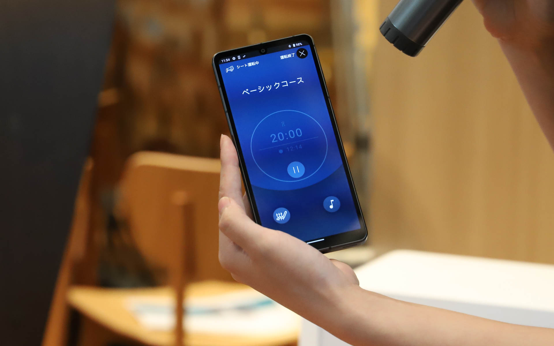 スマートフォンのアプリで体験コースを選択してスタート