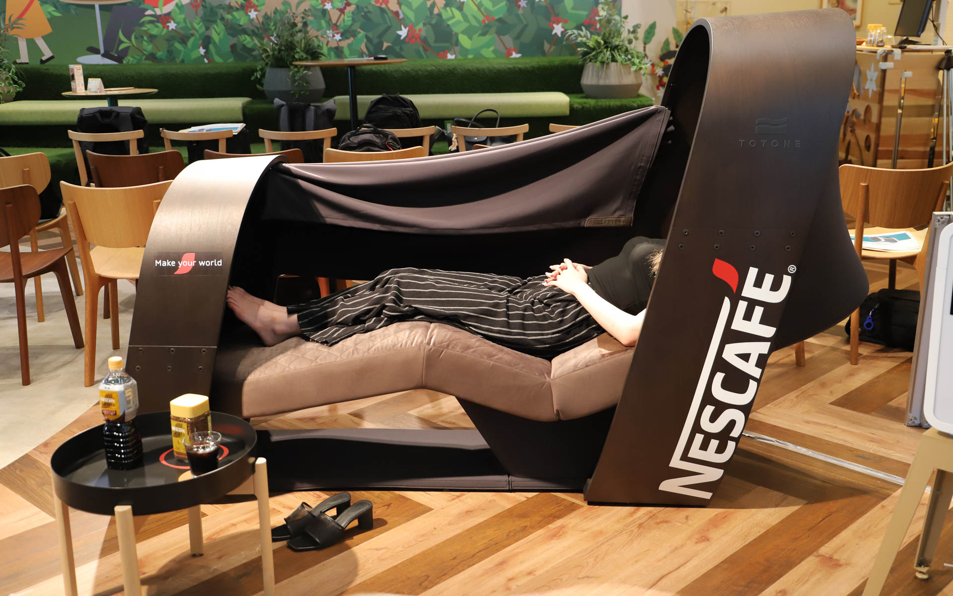 シートはあえてフラットにせず、仮眠に最適とされる角度を付けている。通常の体験時はカーテンを閉めた状態となるが、その際も自動車の車内の設計技術を応用して、閉塞感や圧迫感がないように設計されている