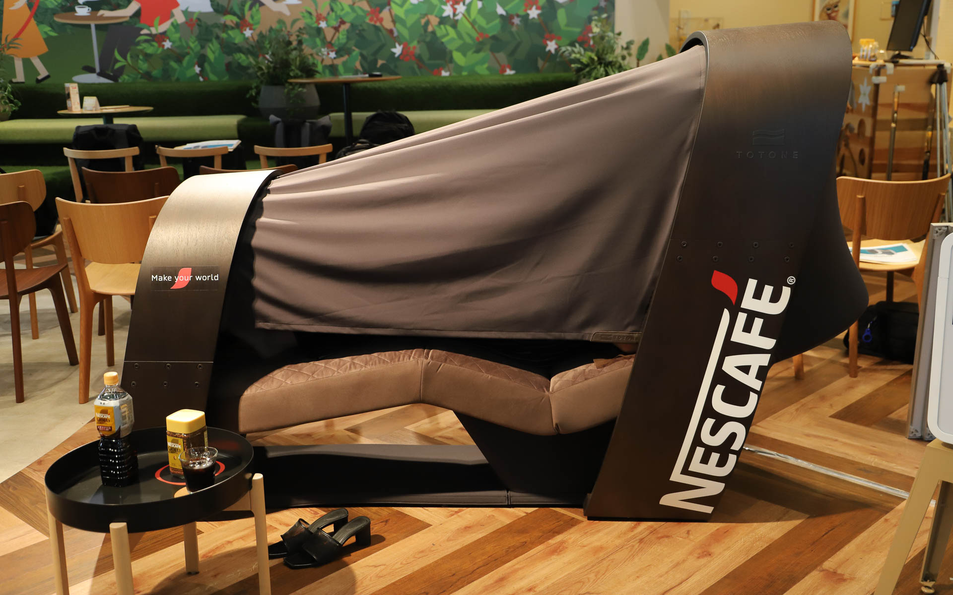 シートはあえてフラットにせず、仮眠に最適とされる角度を付けている。通常の体験時はカーテンを閉めた状態となるが、その際も自動車の車内の設計技術を応用して、閉塞感や圧迫感がないように設計されている