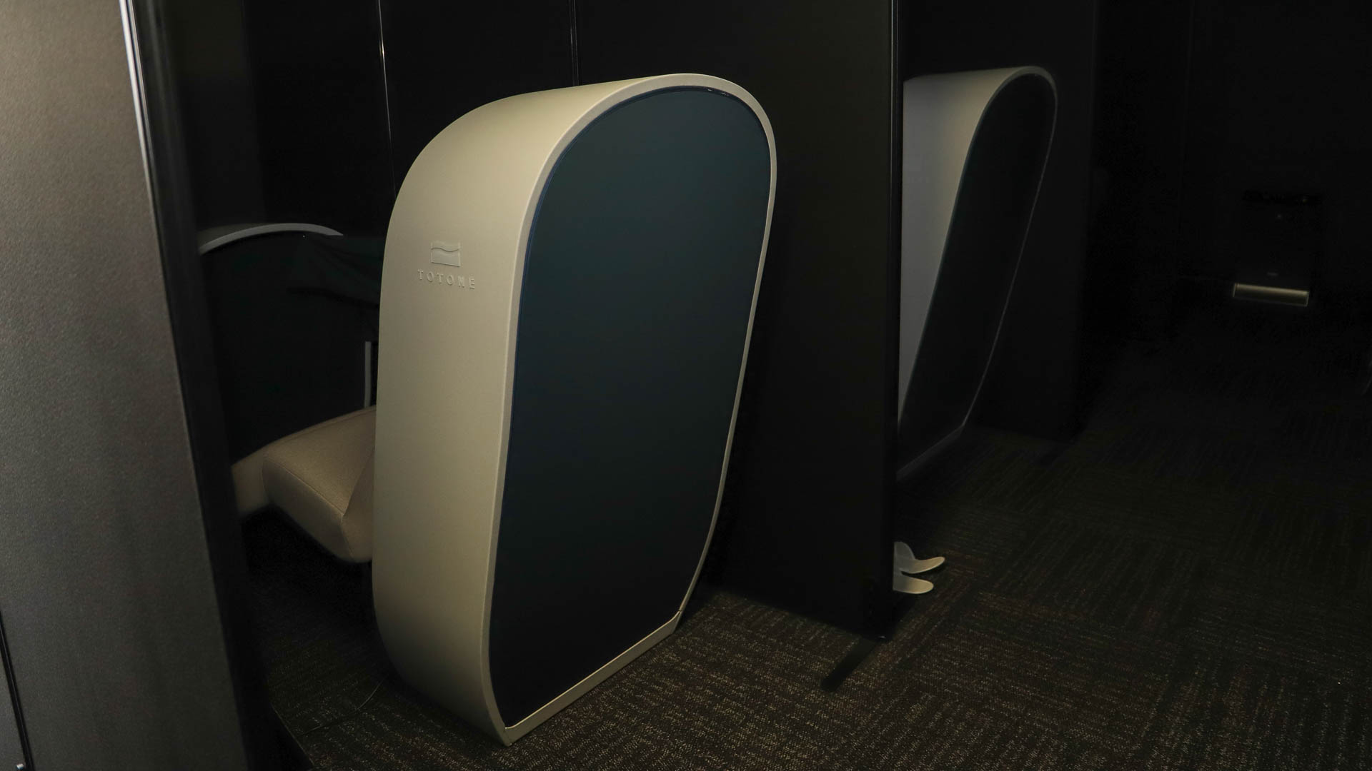 通常デザインのTOTONEは3階のネスカフェ 睡眠カフェに2席設置される。こちらの設置期間は8月19日～12月18日