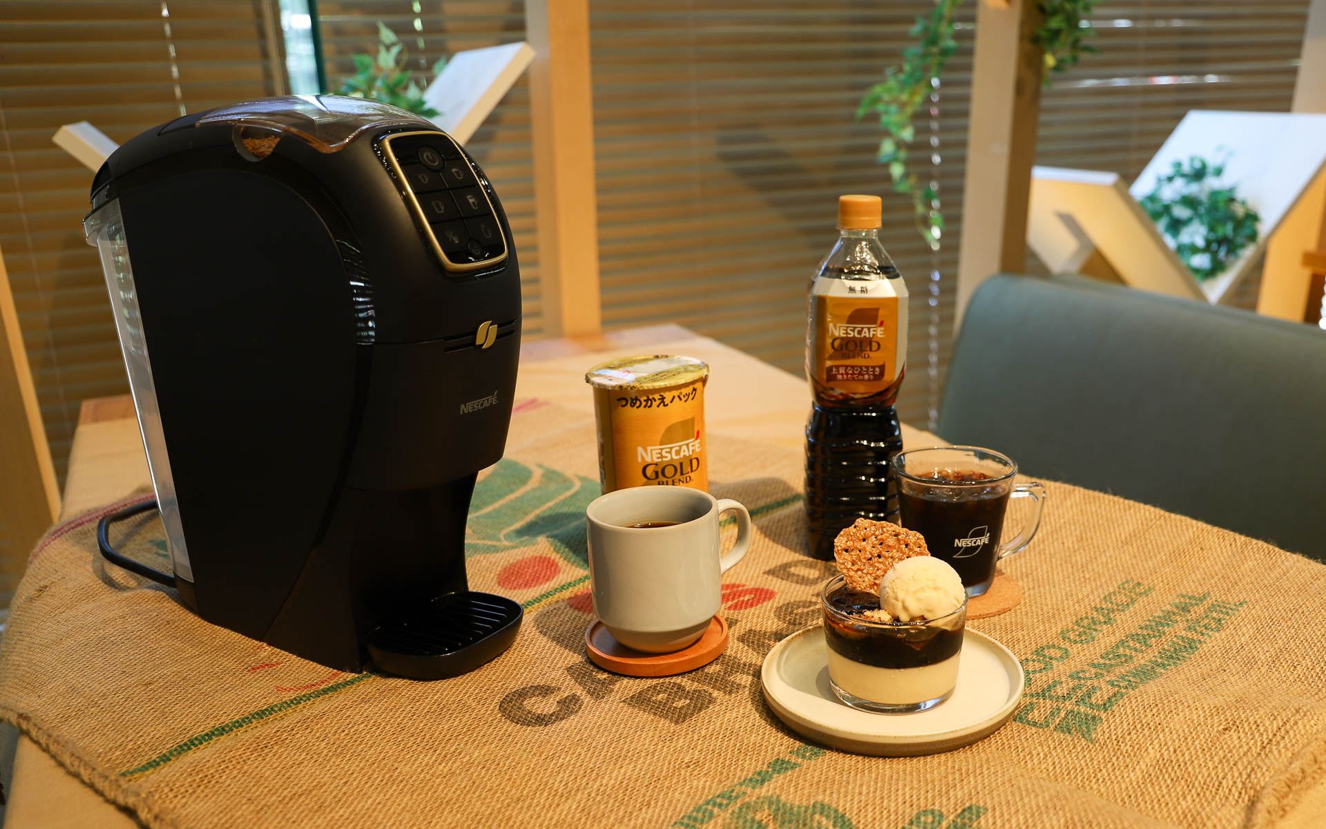 ネスカフェ 睡眠カフェ×TOTONEでコーヒーナップの実施を記念した特別メニューとして、「きなこのブランマンジェとコーヒーゼリー」を8月19日～12月18日の期間限定で提供。このメニューは、必須アミノ酸の一種である「トリプトファン」を約78mg（1人分あたり：ネスレ日本調べ）含み、TOTONEコーヒーナップ体験席を利用した人だけが注文できるようになっている。価格は650円