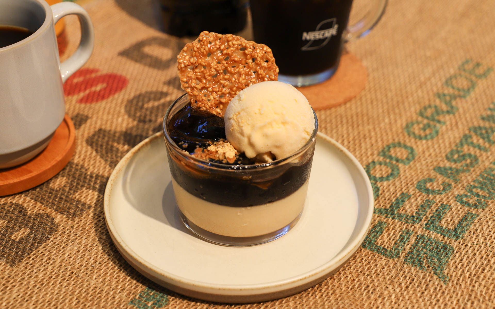 ネスカフェ 睡眠カフェ×TOTONEでコーヒーナップの実施を記念した特別メニューとして、「きなこのブランマンジェとコーヒーゼリー」を8月19日～12月18日の期間限定で提供。このメニューは、必須アミノ酸の一種である「トリプトファン」を約78mg（1人分あたり：ネスレ日本調べ）含み、TOTONEコーヒーナップ体験席を利用した人だけが注文できるようになっている。価格は650円