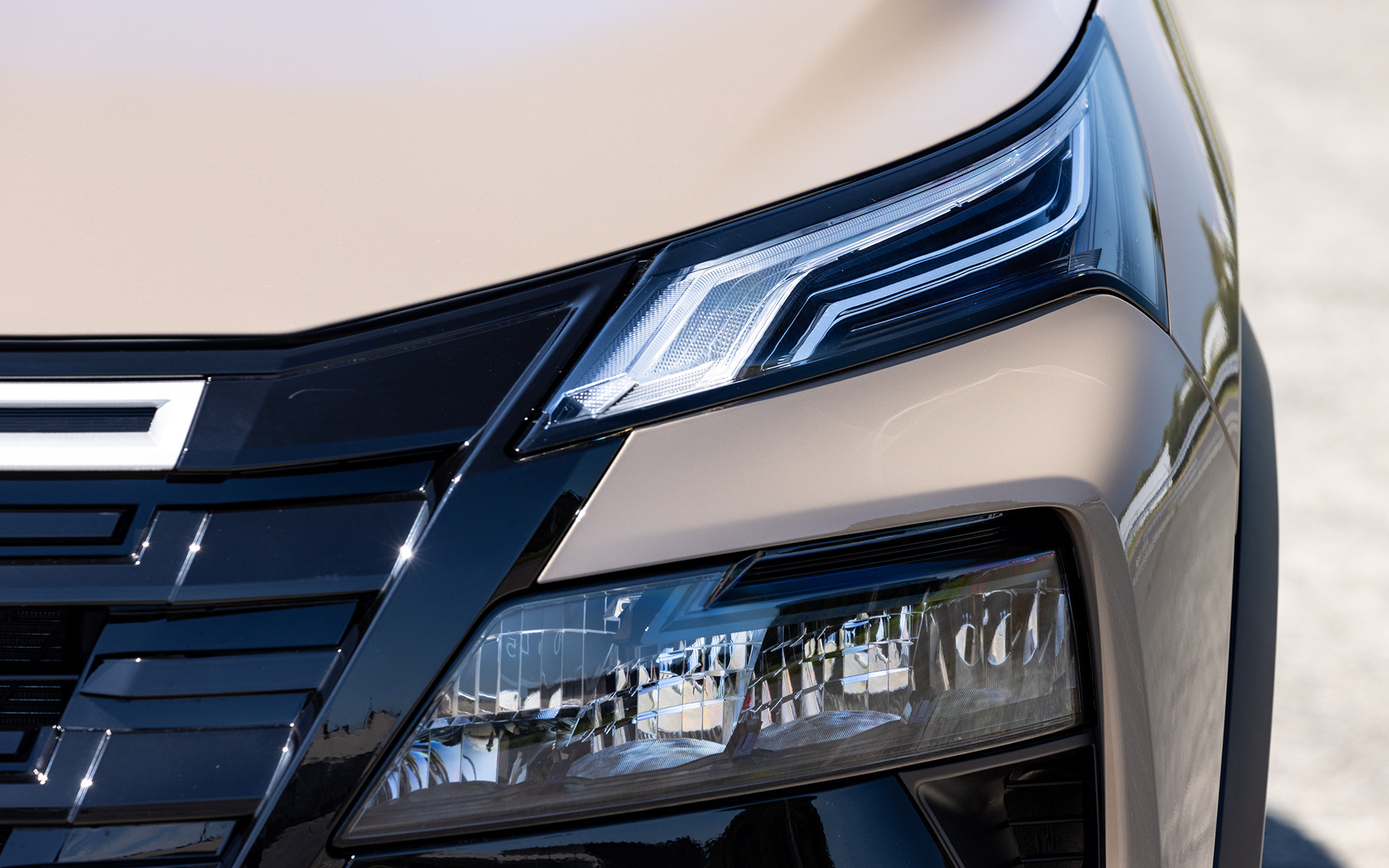 ヘッドライトまわり。上下2分割は変わらず上側のシグネチャーランプを常時点灯化しデイタイムランニングライトに。ターンシグナルはLEDとなった