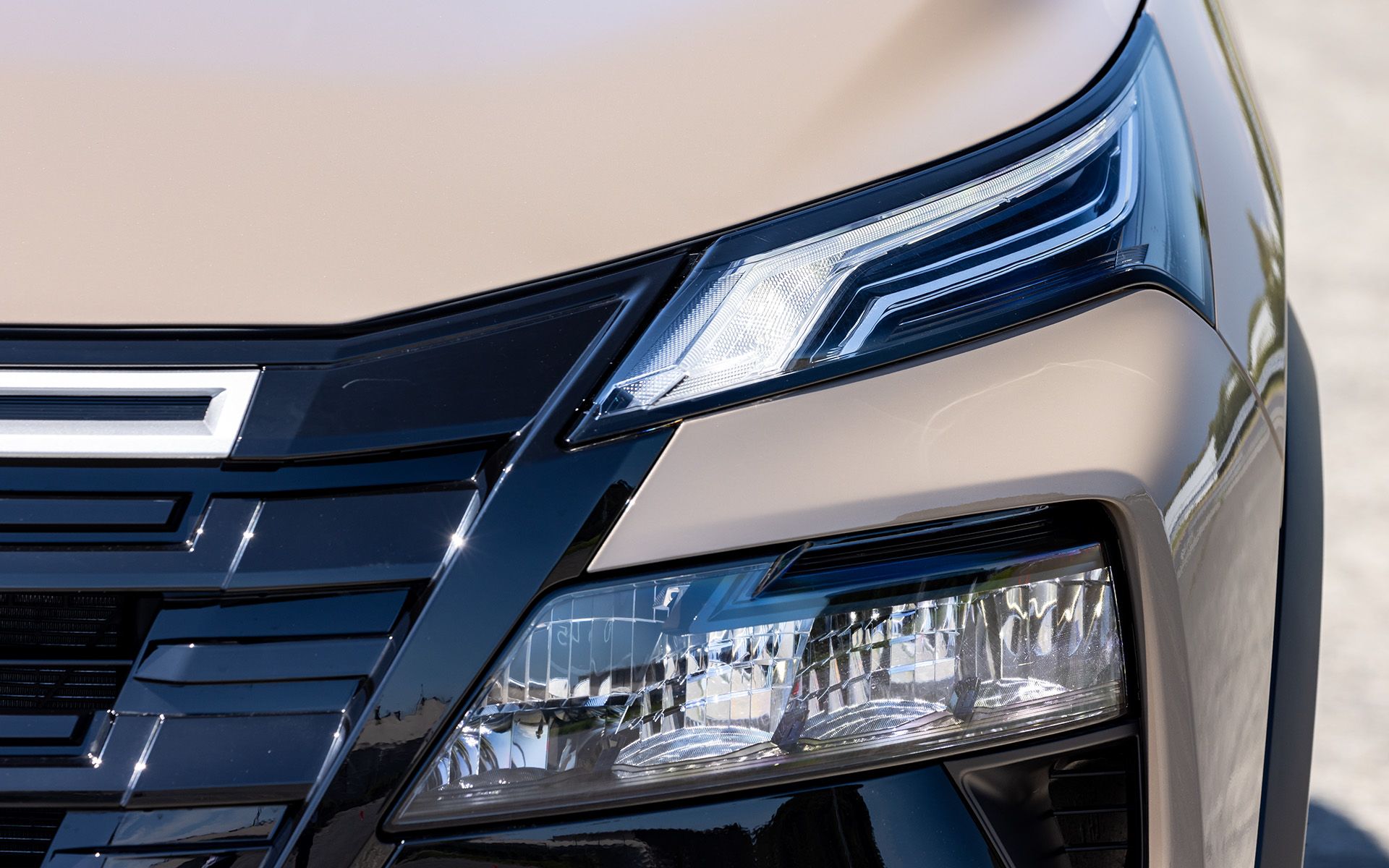 ヘッドライトまわり。上下2分割は変わらず上側のシグネチャーランプを常時点灯化しデイタイムランニングライトに。ターンシグナルはLEDとなった