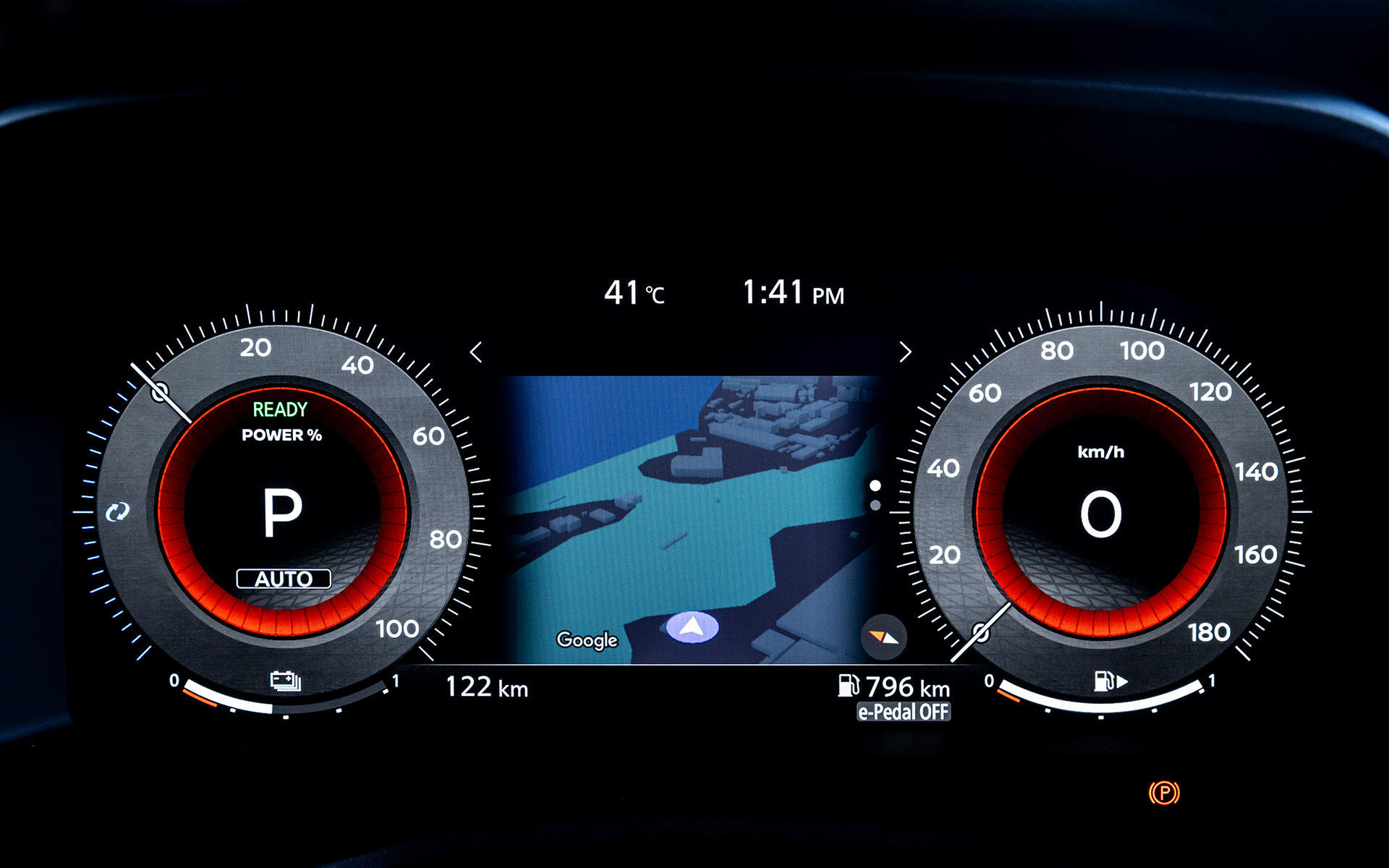 12.3インチのフル液晶メーターは2種類の表示モードが選択できるほかインフォメーション表示も多彩
