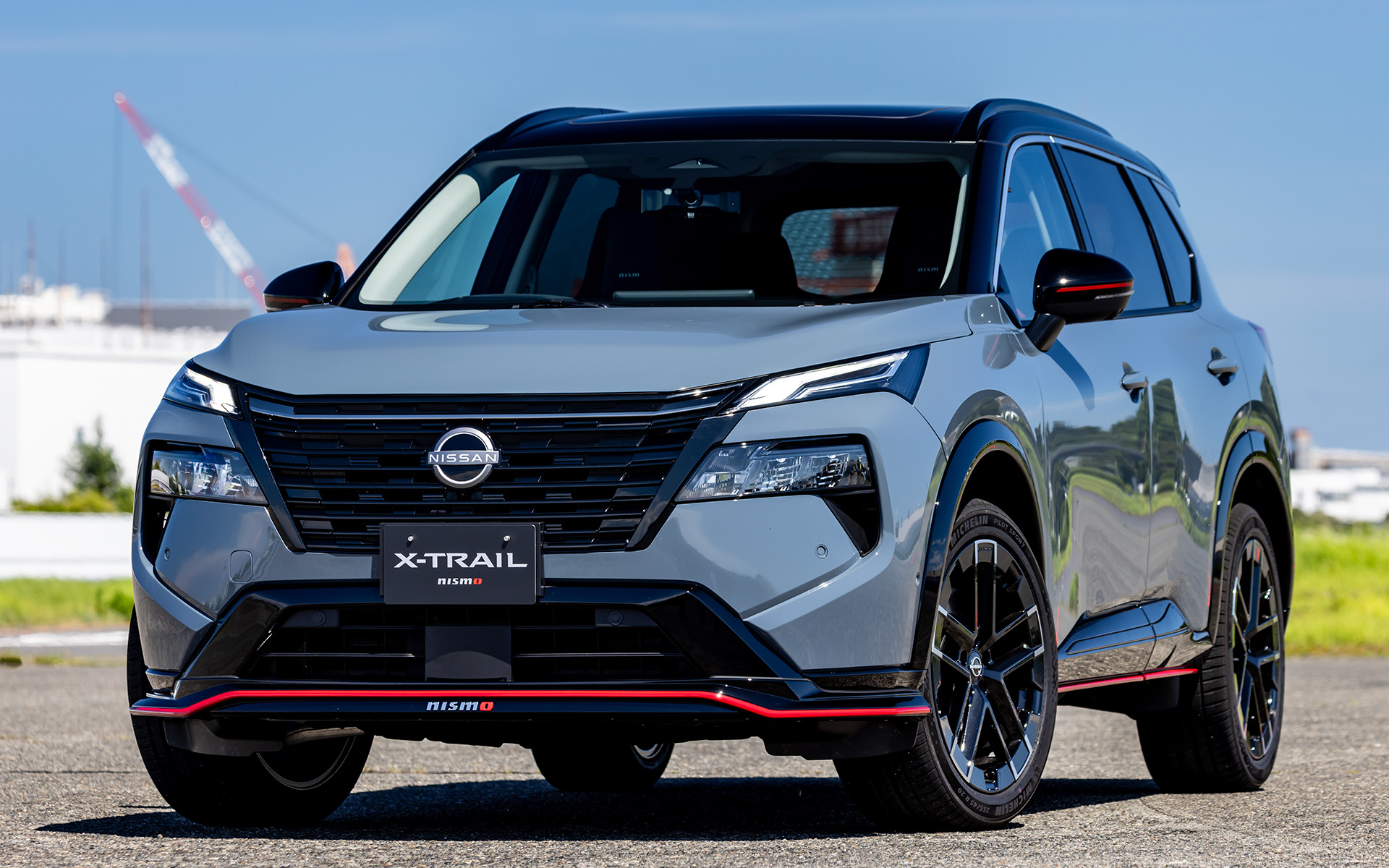 撮影車両はNISMO Advanced Package。ボディカラーはNISMOステルスグレーとスーパーブラックルーフの2トーン