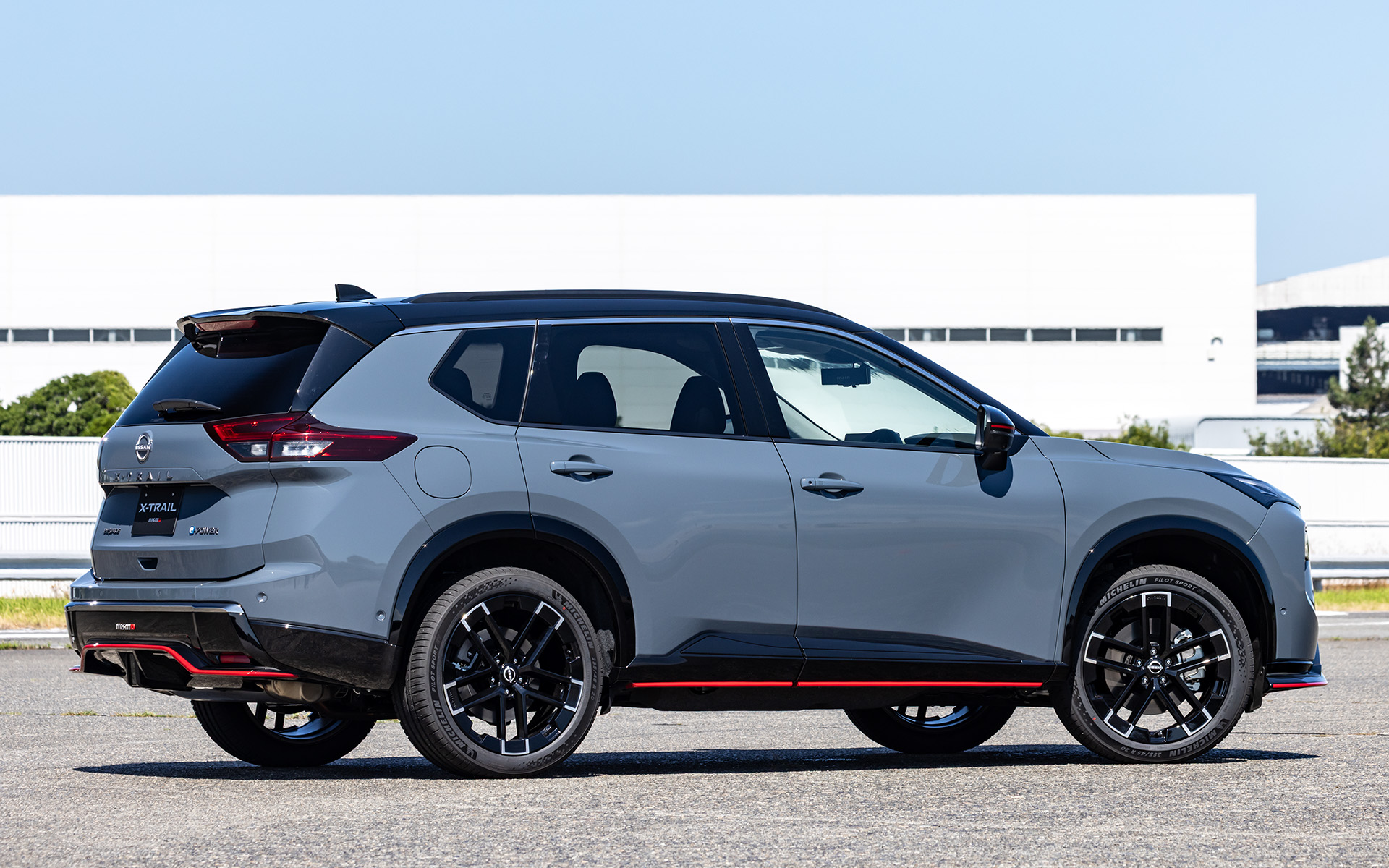 撮影車両はNISMO Advanced Package。ボディカラーはNISMOステルスグレーとスーパーブラックルーフの2トーン