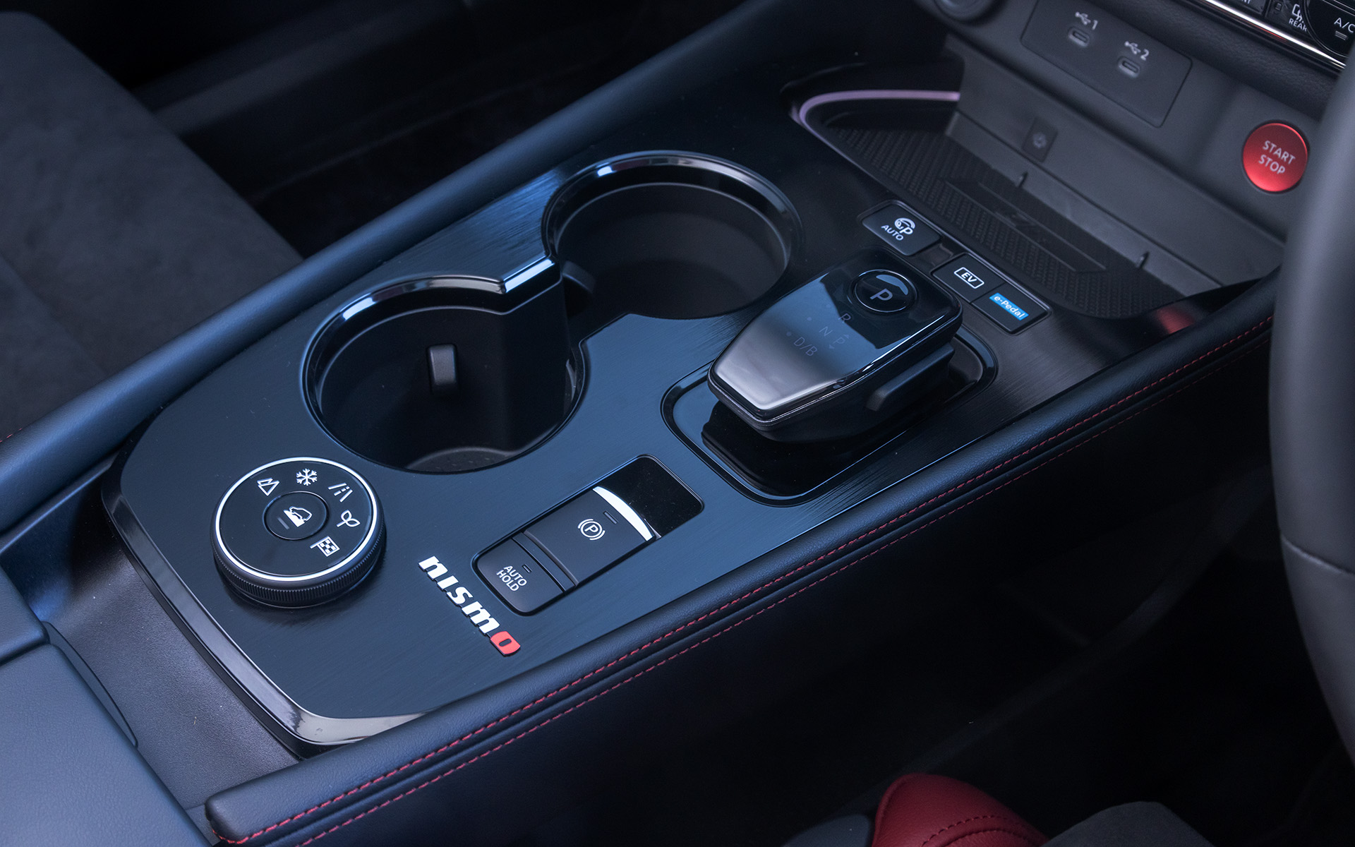 シフトまわりにNISMOバッヂを装着