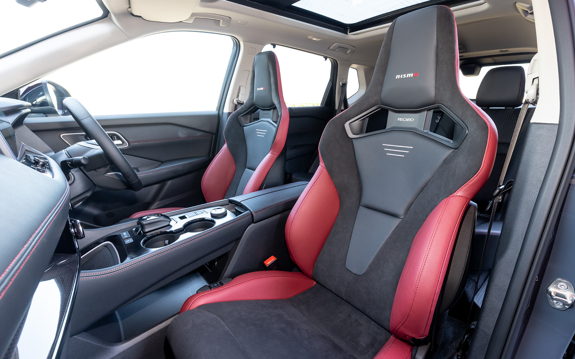 オプションで「NISMO 専用チューニング RECARO スポーツシート」を設定