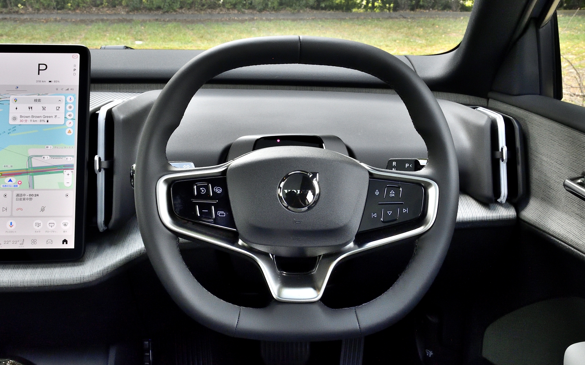 ステアリングの上にDMC（ドライバー・モニタリング・カメラ）を搭載し　注意力散漫や疲労度を検知して警告する「ドライバーアラートコントロール」機能を有する