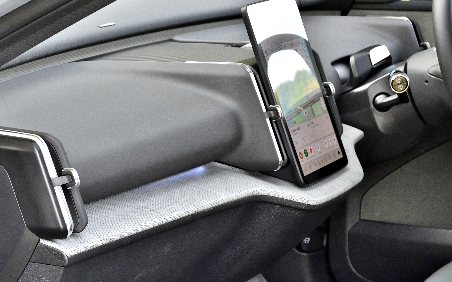 ダッシュパネルは亜麻を織ったスタイリッシュな装飾で、インテリアに自然で温かみのあるスカンジナビアの雰囲気をもたらす「Flax decor」仕様