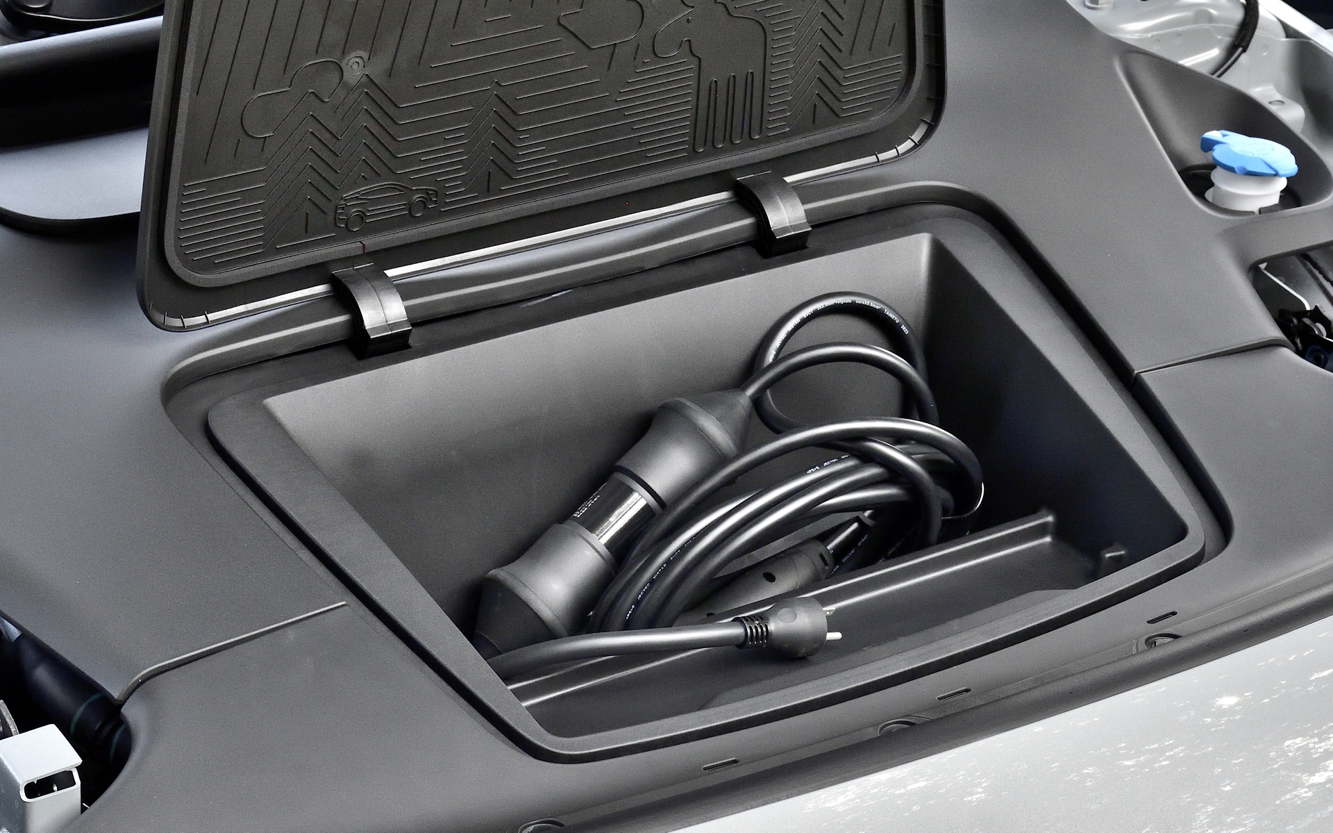 フロンク（フロント＋トランク）は充電ケーブルの収納にピッタリ。充電ポートは左後部に配置