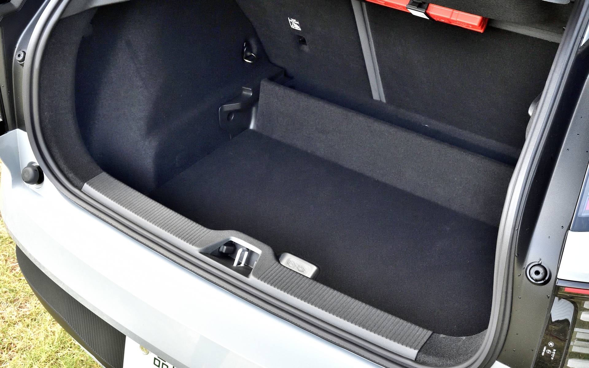 下段に61Lのアンダーフロアストレージを搭載