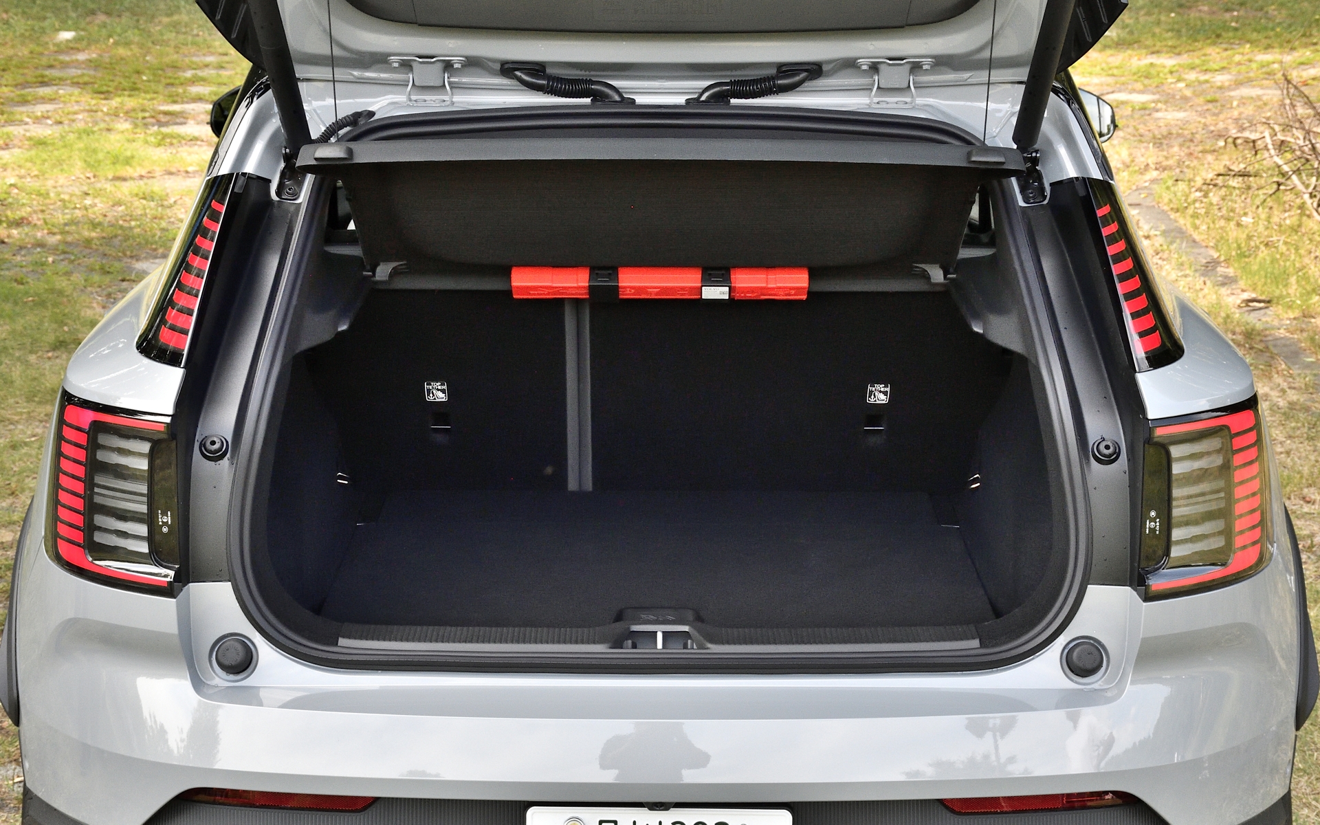 後席は6：4の可倒式。5人乗車でも318Lのラゲッジスペース容量を確保