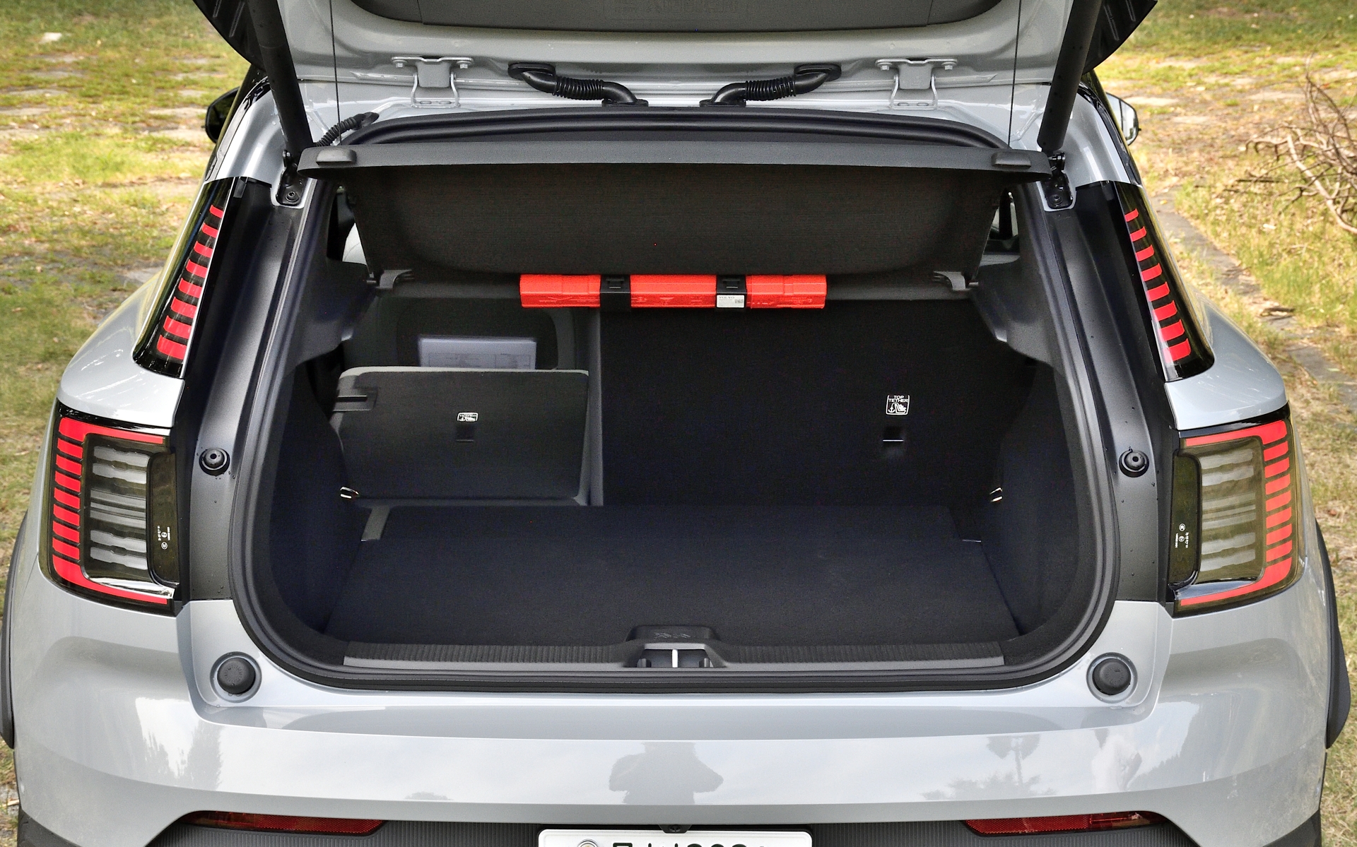 後席は6：4の可倒式。5人乗車でも318Lのラゲッジスペース容量を確保