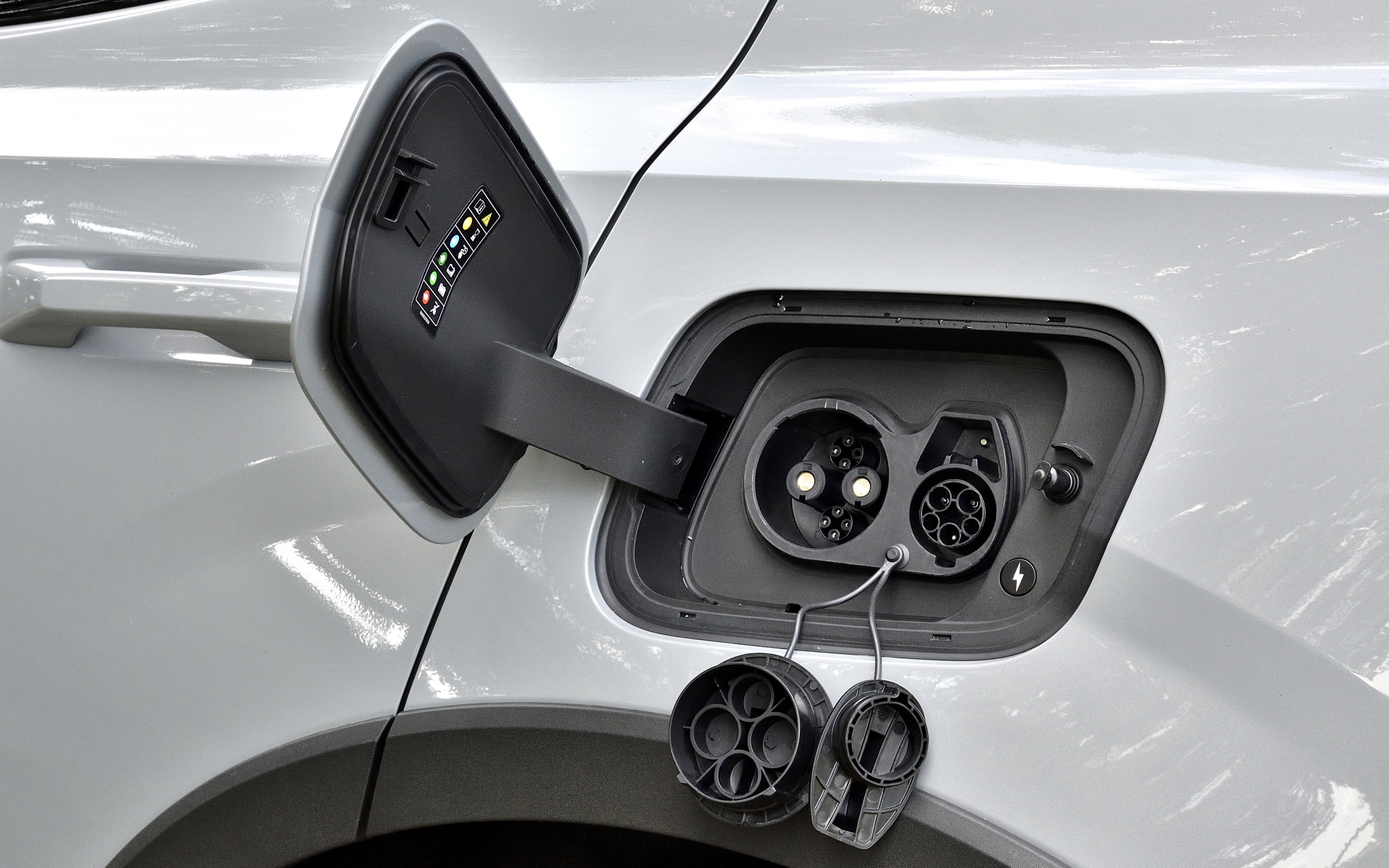 フロンク（フロント＋トランク）は充電ケーブルの収納にピッタリ。充電ポートは左後部に配置