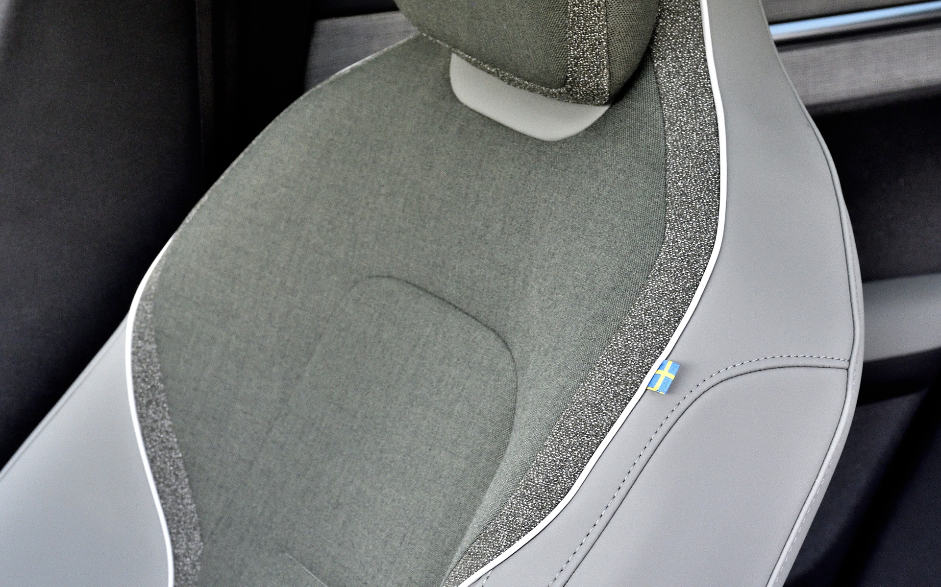 シートはウール30％とリサイクル・ポリエステルを70％使用したテイラード・ウールブレンド。フロントシートのクッションのデザインを変更し、シートの座り心地を改善している