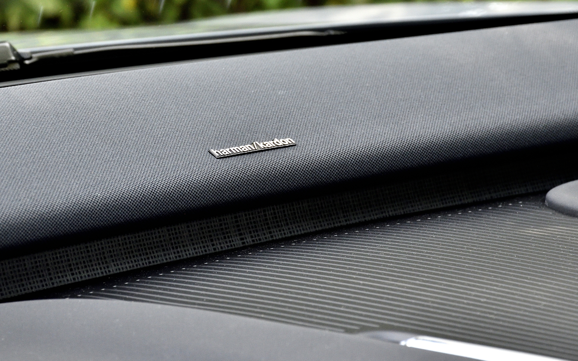 ハーマン・カードンのオーディオシステムは全車標準装備