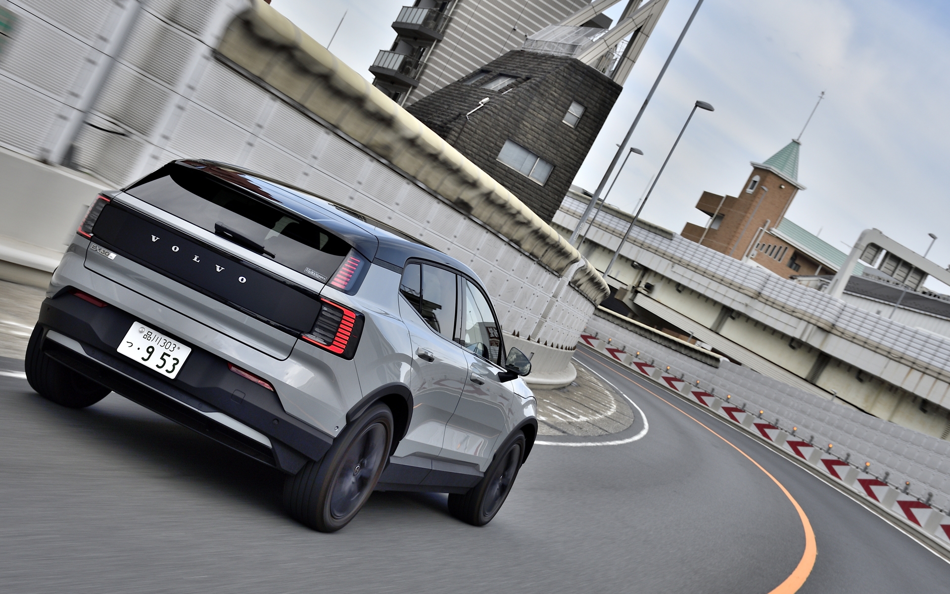 さすがツインモーター仕様。フル加速は強烈な加速Gを味わえる