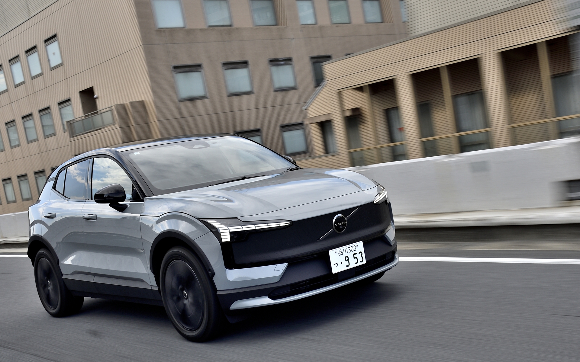 たった20mmの車高の違いだがサスペンションが専用品となっているため、走りの違いははっきりと感じられる