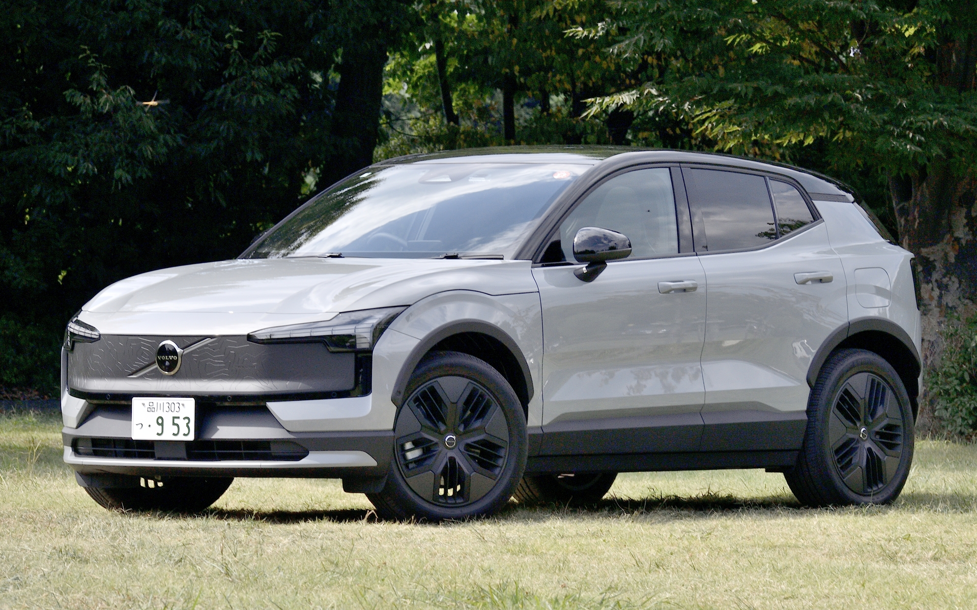 EX30 クロスカントリー Ultra Twin Motor Performance。試乗車のボディカラーはヴェイパーグレーメタリック。ベース価格649万円に、ドライブレーコーダー（スタンダード）とUV/IRカットフィルム施工がオプションで追加され671万2750円