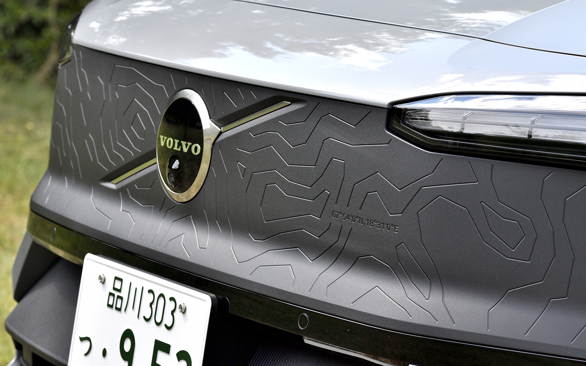 クロスカントリー専用のフロントシールドは、スカンディナヴィア山脈北部にあるスウェーデンの最高峰「ケブネカイセ山」周囲の標高線をトポグラフィーで描かれるとともに座標（67°54'0"N,18°31'0"E）も刻まれた。バンパー下部はヴェイパーグレー仕様となる