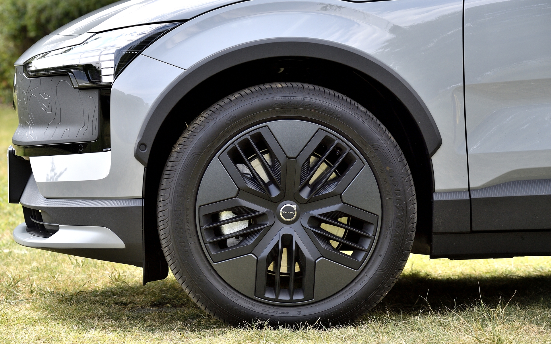 クロスカントリー専用の19インチホイール（7.5J）は、5スポークでカラーはマットグラファイト/マットブラック。装着タイヤはグッドイヤーの「エフィシェントグリップ パフォーマンス SUV」でサイズは前後とも235/50R19