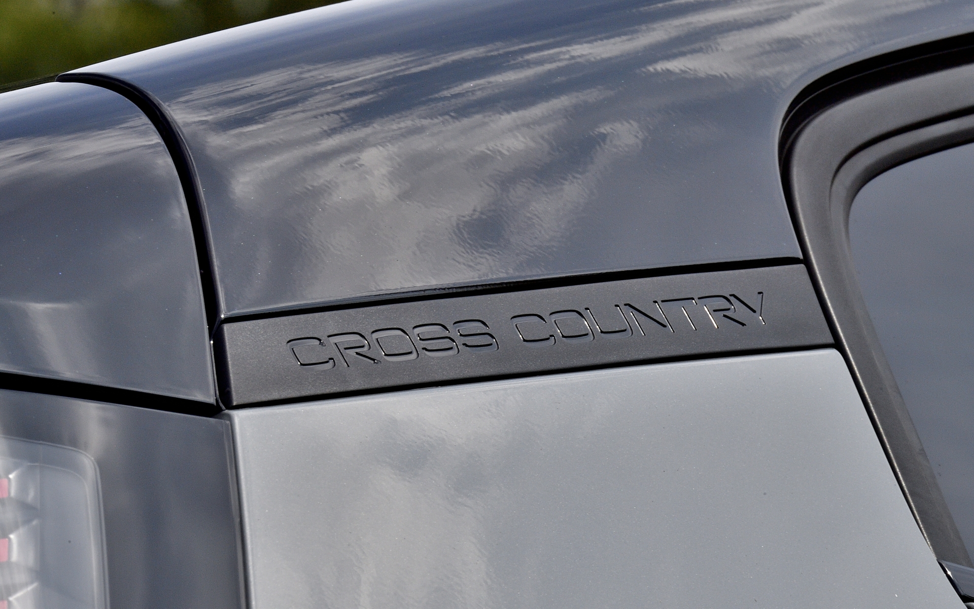 Cピラーと専用リアバンパーの下部に「CROSS COUNTRY」の文字が配される
