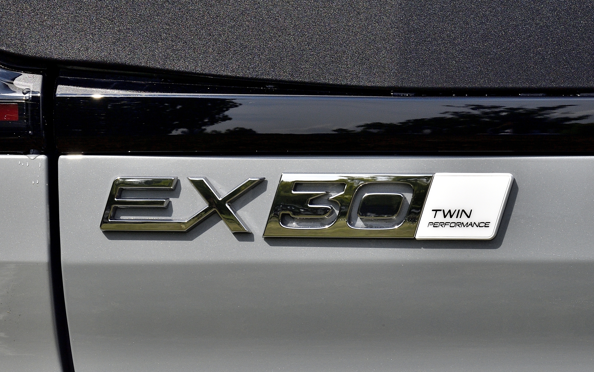 リアにはツインモーターの証となる「TWIN PERFORMANCE」のエンブレムがあしらわれる