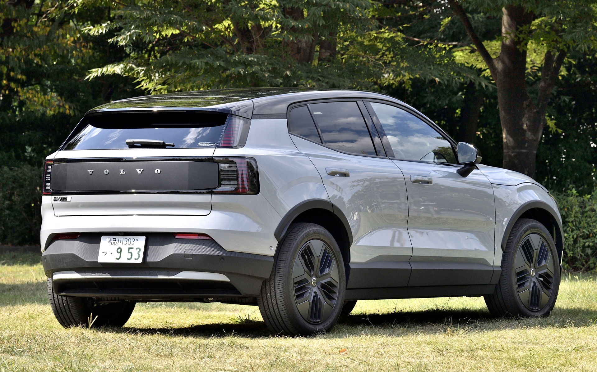 ボディサイズは4235×1850×1565mm（全長×全幅×全高）、ホイールベースは2650mm、車重は1880kg。最小回転半径は5.5m。フロントシールドと同じくリアのテールランプの間もブラック仕上げとなる