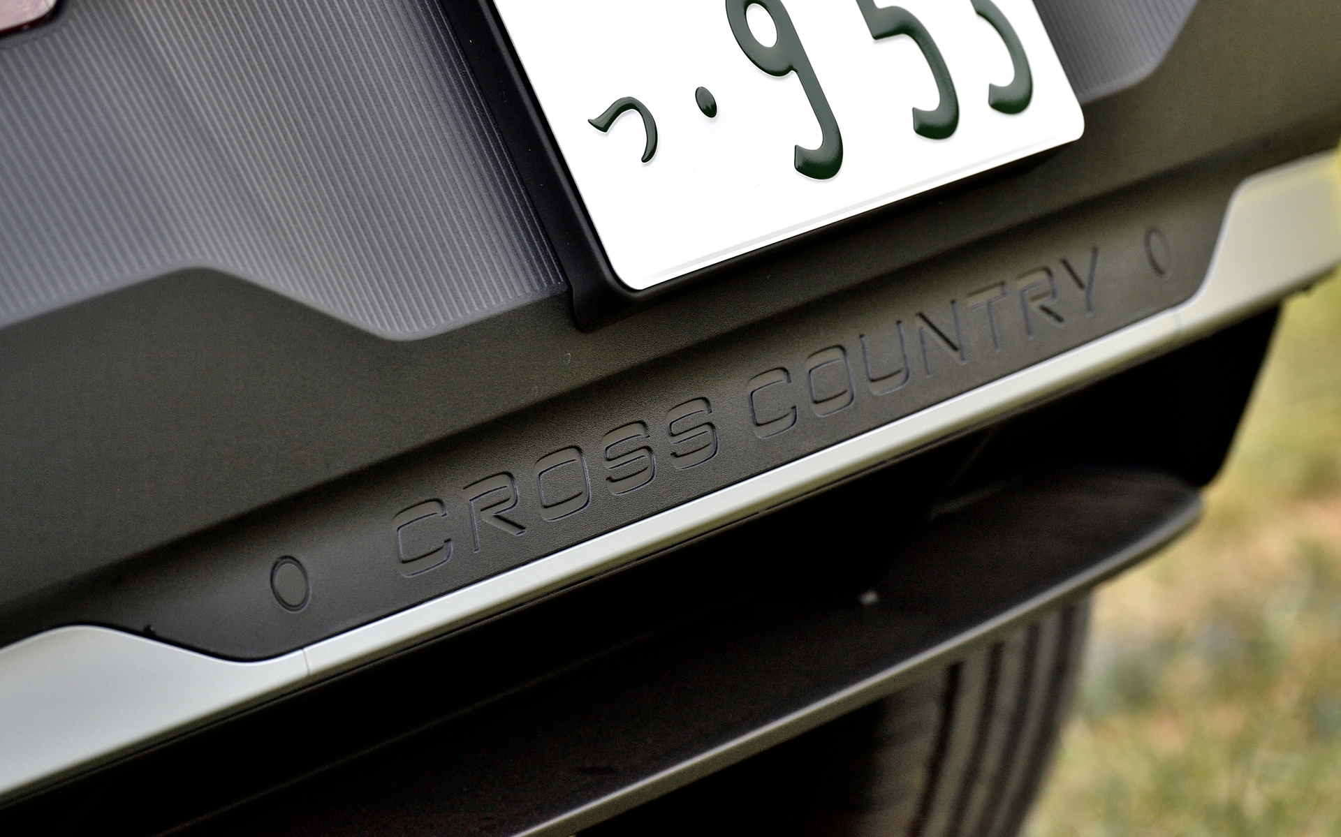 Cピラーと専用リアバンパーの下部に「CROSS COUNTRY」の文字が配される